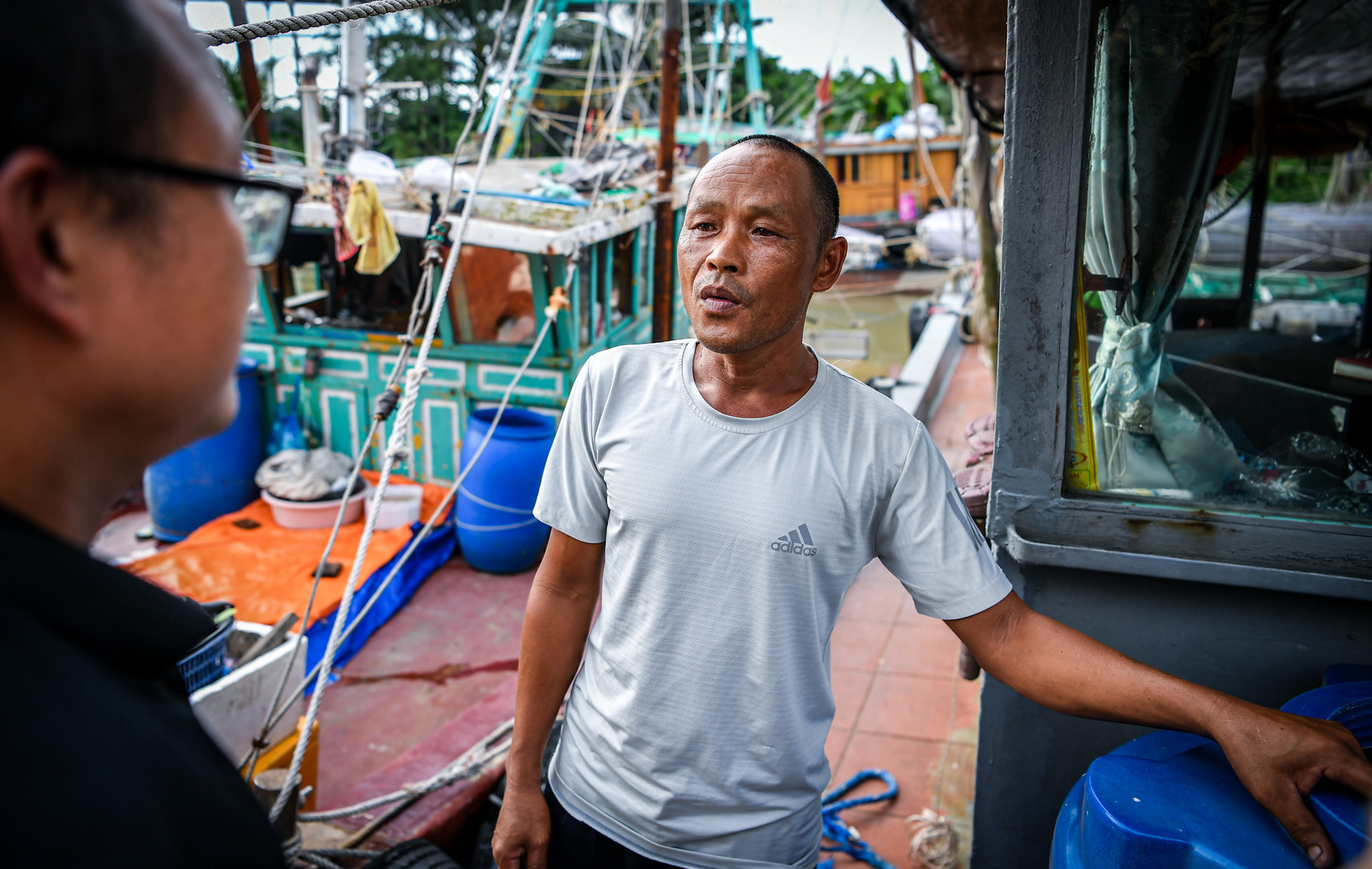 3 ngày trước, ngay khi nghe tin siêu bão đang ập về, ngư dân Lê Văn Tứ, người phường Phong Hải đã vội vã điều khiển tàu cá mang số hiệu QN-80022 từ vùng biển Bạch Long Vĩ trở về khu neo đậu tại khu vực bán đảo Hà Nam (Quảng Yên) để trú tránh.