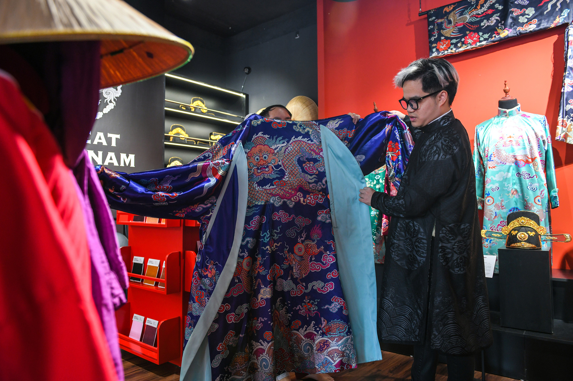 Vũ Đức bên một mẫu cổ phục được dày công phục dựng.