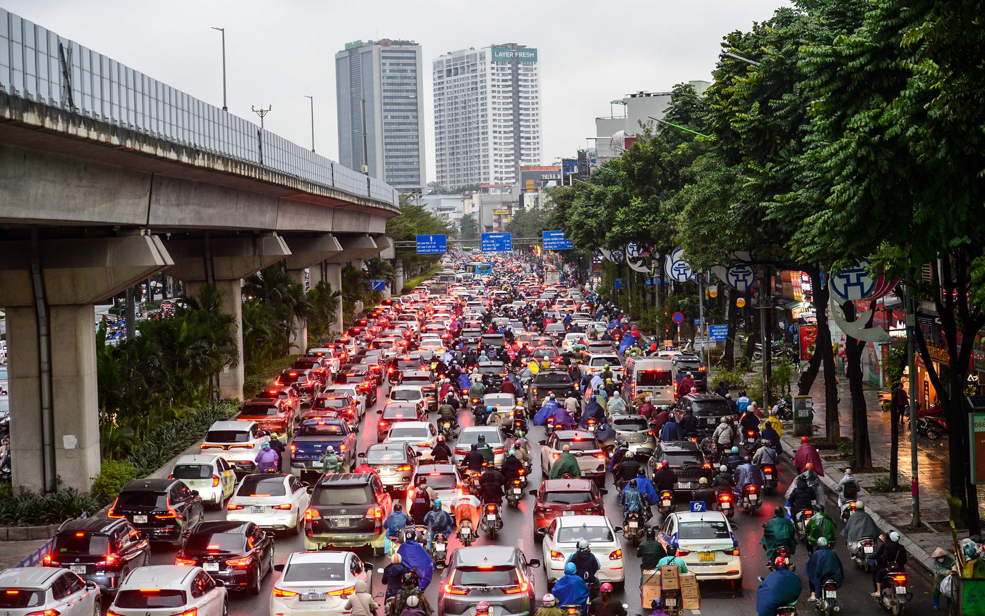 [Ảnh] Hà Nội 12 độ C, người dân chật vật đi làm trong mưa lạnh ảnh 2