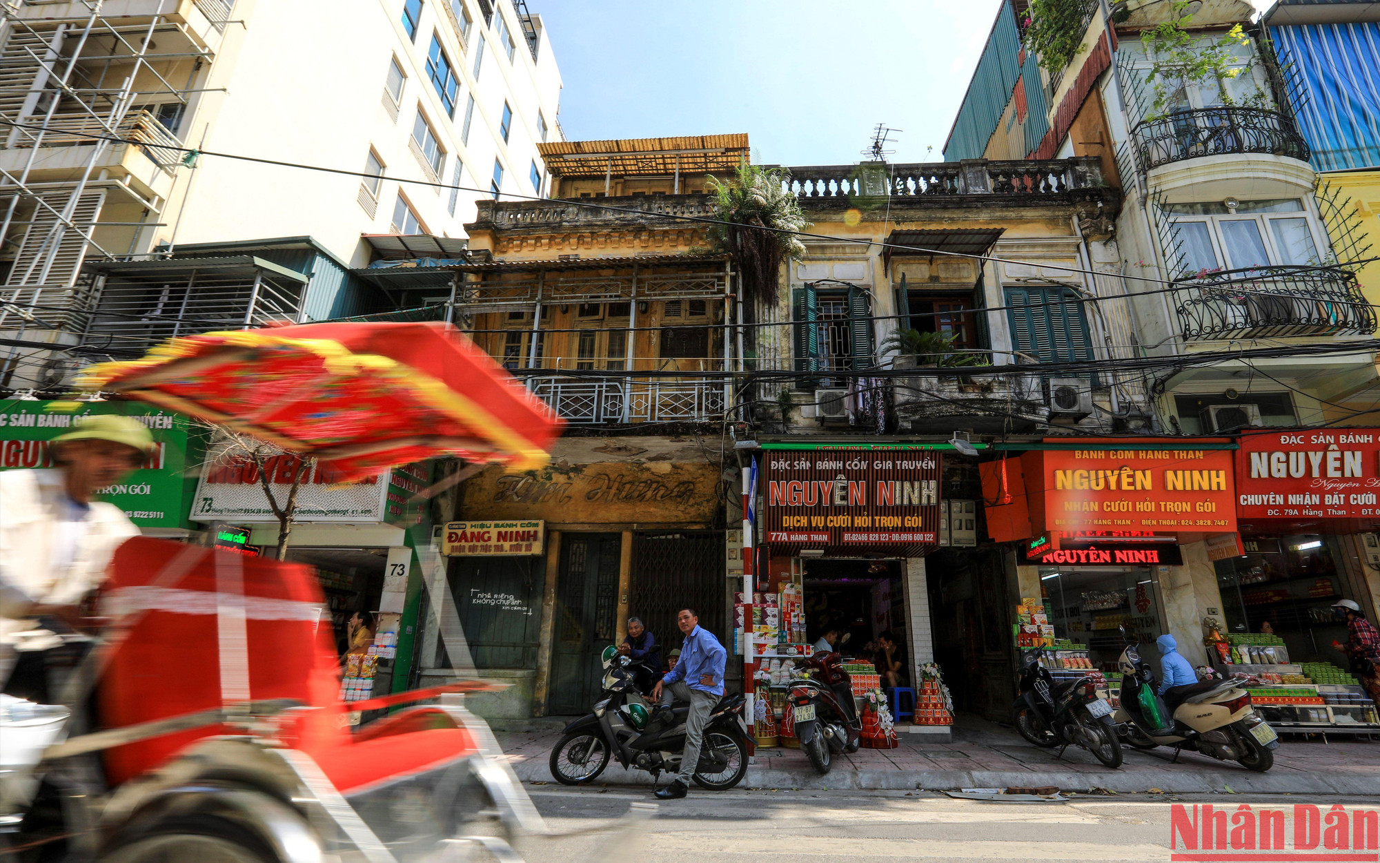 Khi tới Hà Nội, ghé phố Hàng Than để thưởng thức bánh cốm - thức quà đặc trưng của mùa thu Hà Nội. (Ảnh: THÀNH ĐẠT)