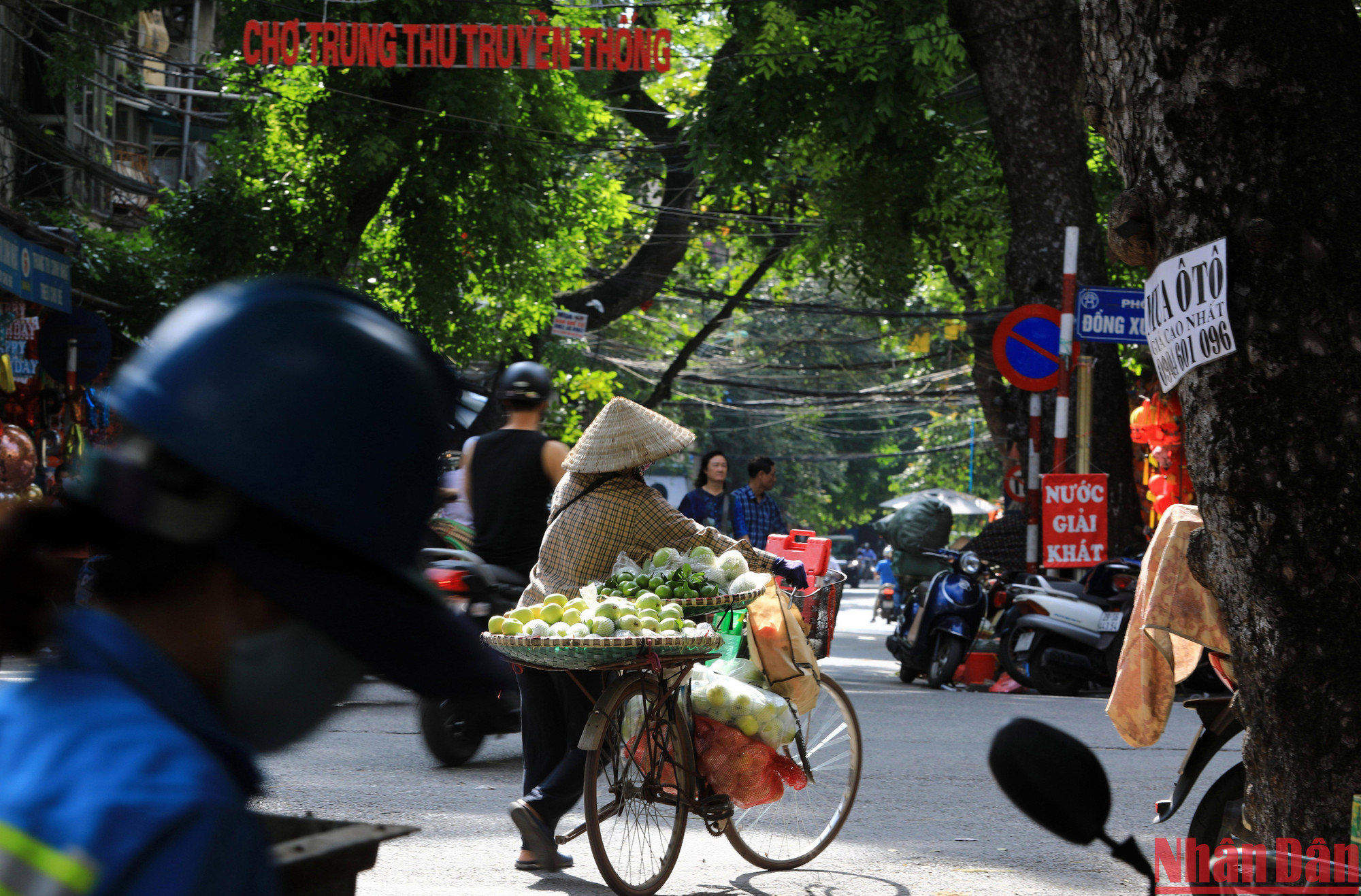 Những gánh, xe hàng rong - một phần rất mộc của phố cổ Hà Nội. (Ảnh: THÀNH ĐẠT)