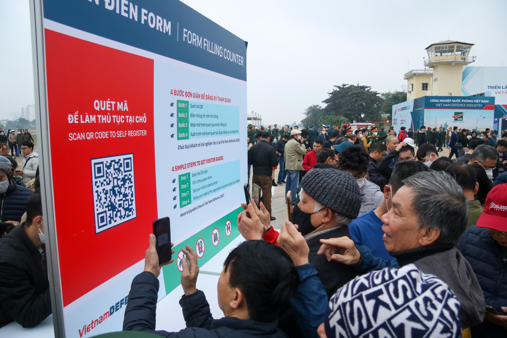 Người dân hào hứng quét mã để đăng ký tham quan buổi triển lãm tại cổng. Triển lãm chỉ cho phép người trên 18 tuổi vào tham quan.