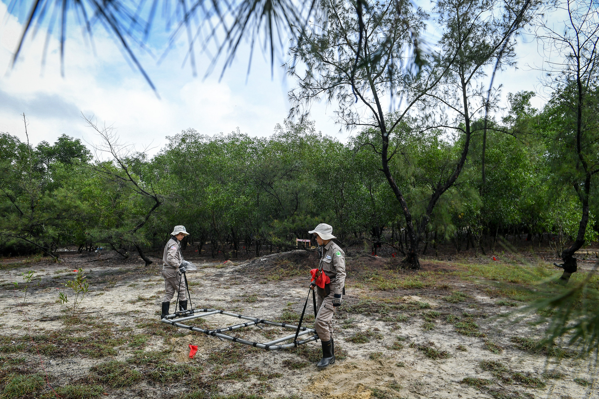 Khi phát hiện điểm nghi ngờ, các nhân viên sẽ cắm cờ báo hiệu, trước khi tiến hành phân loại sâu hơn bằng máy cá nhân nhỏ hơn.