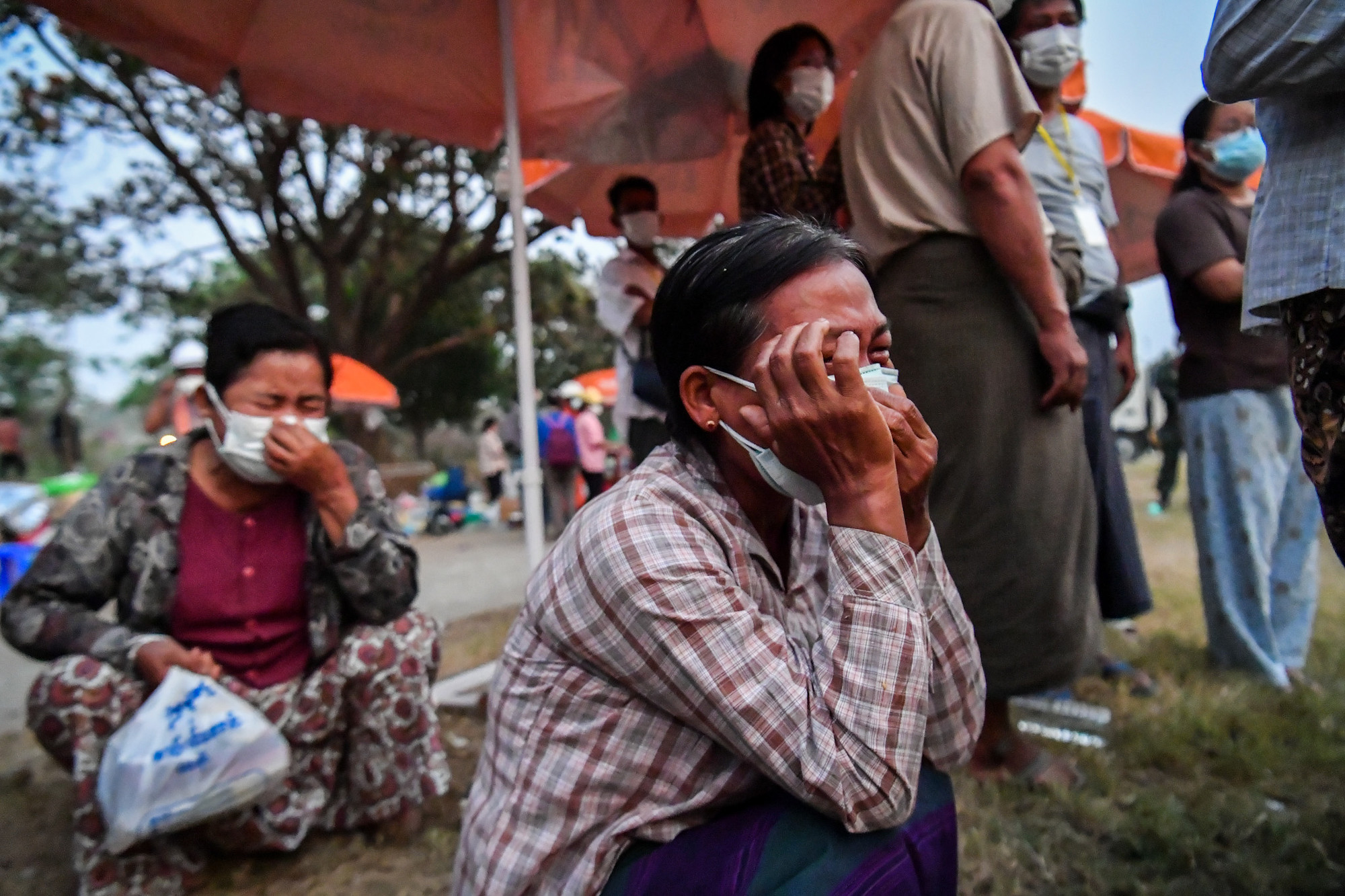 Không cầm được nước mắt khi nhìn thấy thi thể người nhà biến dạng.