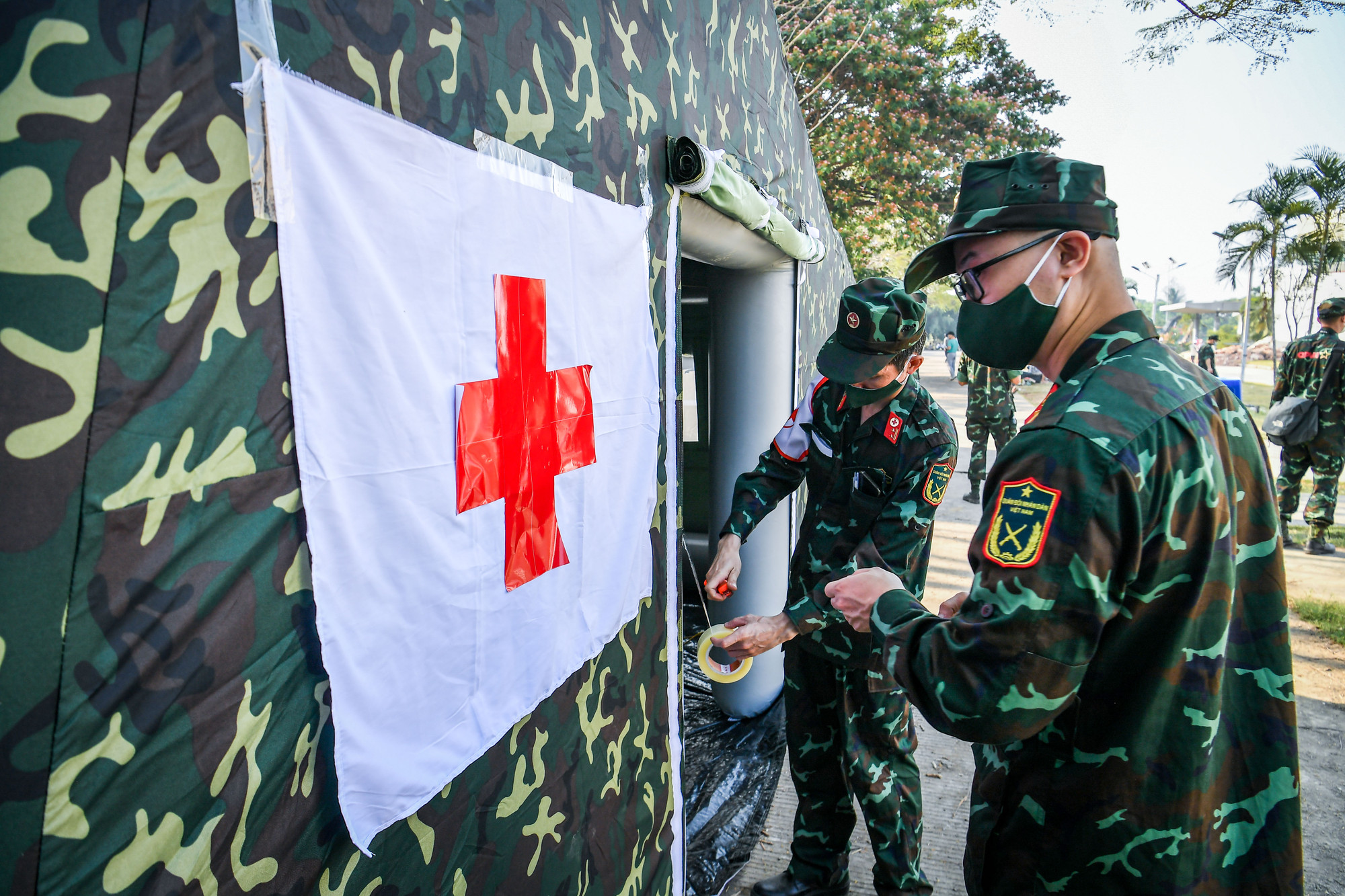 Từ sáng sớm, các chiến sĩ Quân y đã có mặt tại hiện trường lắp lều bệnh viện dã chiến phục vụ người dân Myanmar.