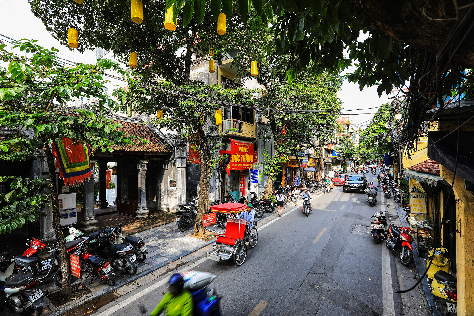 Phố Hàng Bạc, xưa là phường nghề đúc bạc, được coi là giàu có bậc nhất ở Kinh thành Thăng Long. Trải qua nhiều thế kỷ với những biến động thời gian, nhưng phố Hàng Bạc vẫn giữ được nhiều nét kiến trúc, nếp sống làng nghề xưa. Nhìn từ góc máy ở độ cao 10m này có thể thấy rõ những ngôi nhà cổ tường vàng, bên trái là đình Kim Ngân, hai bên dãy phố vẫn là những cửa hàng lớn nhỏ làm nghề chế tác kim hoàn và bán đồ mỹ nghệ vàng bạc.