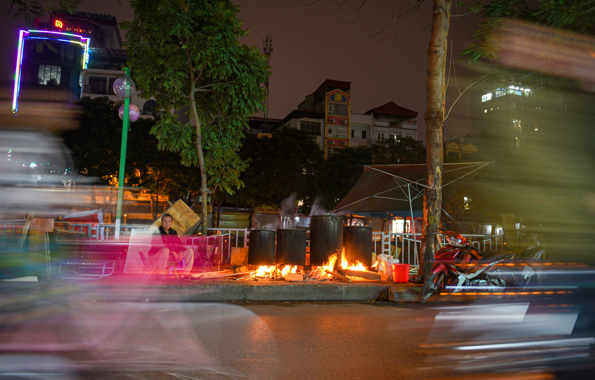 Đêm xuống chỉ còn lại người lớn ở lại ngồi canh bếp, chờ đến sáng đúng giờ vớt bánh chưng. Đêm xuống chỉ còn lại người lớn ở lại ngồi canh bếp, chờ đến sáng đúng giờ vớt bánh chưng.