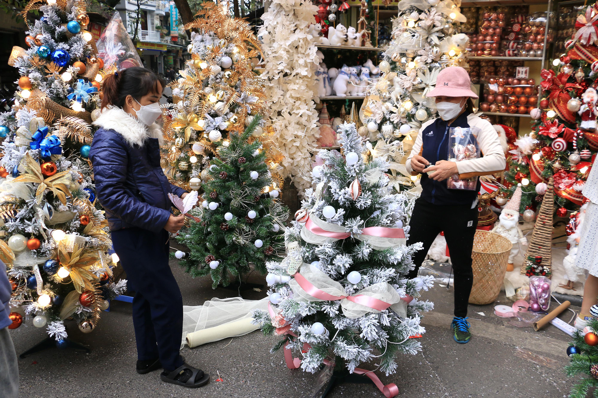 Một tiểu thương chia sẻ, năm nay, nhu cầu mua sắm trang trí Noel của người dân tăng đột biến nên những mặt hàng như cây thông Giáng sinh hoặc những chú người tuyết đều được làm một cách chỉn chu và công phu hơn để phục vụ khách hàng.