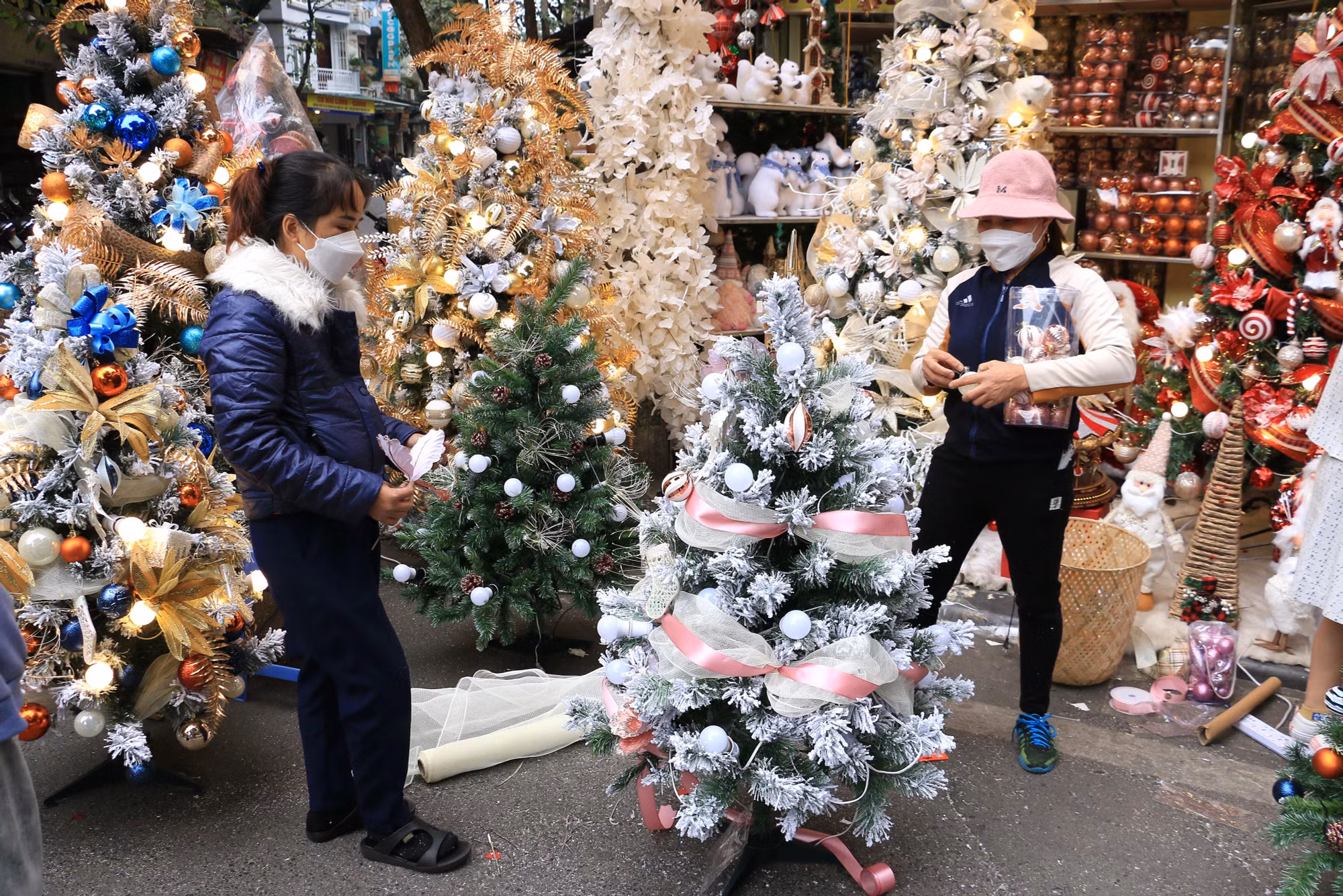 Một tiểu thương chia sẻ, năm nay, nhu cầu mua sắm trang trí Noel của người dân tăng đột biến nên những mặt hàng như cây thông Giáng sinh hoặc những chú người tuyết đều được làm một cách chỉn chu và công phu hơn để phục vụ khách hàng.