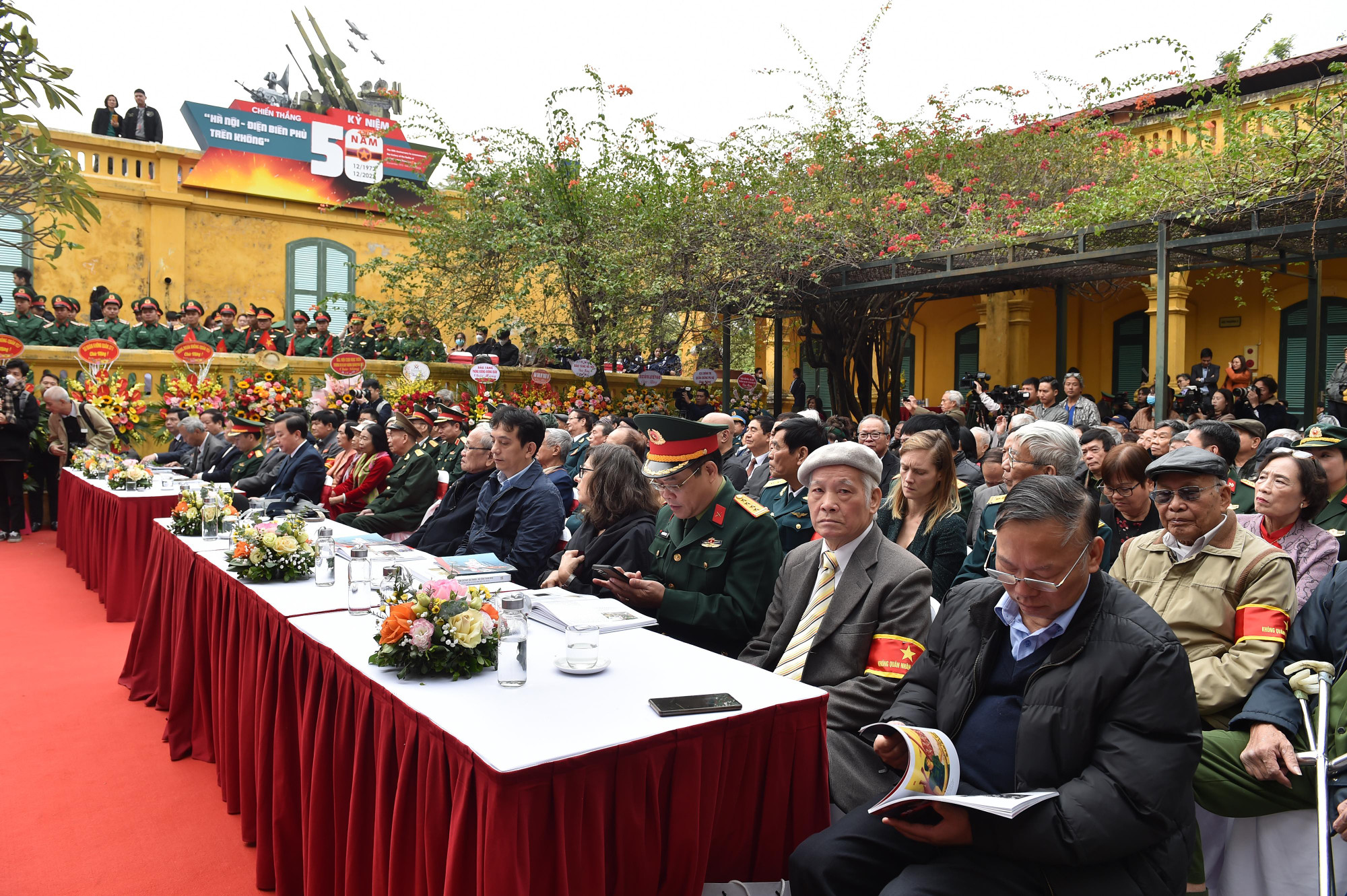 Đông đảo chiến sĩ, nhân dân đến tham dự khai mạc triển lãm.