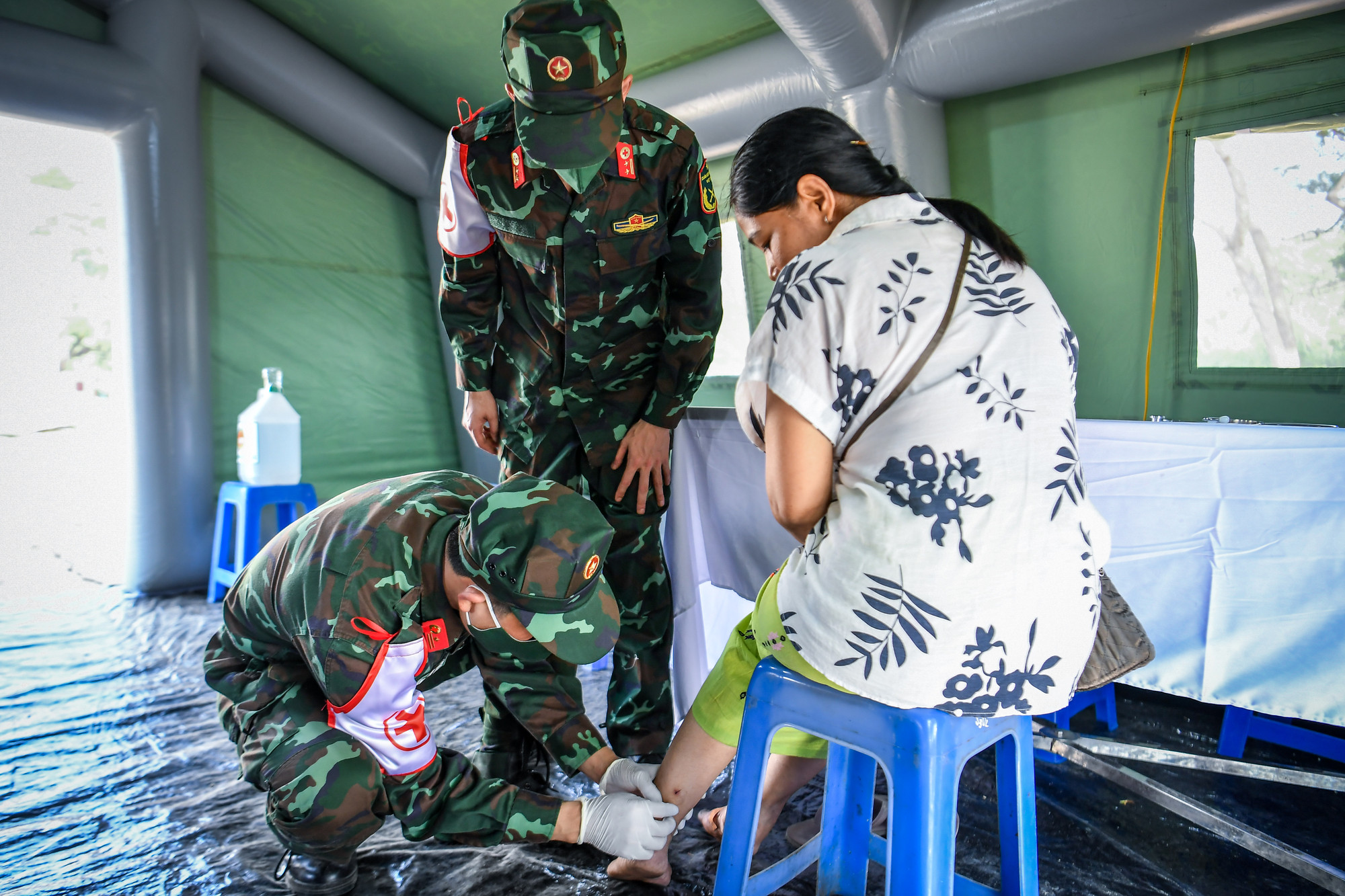 Một số người là cán bộ nhân viên tại bệnh viện Bệnh viện Ottara Thiri, thủ đô Naypyidaw bị chấn thương trong trận động đất đang được các bác sĩ Quân y điều trị.