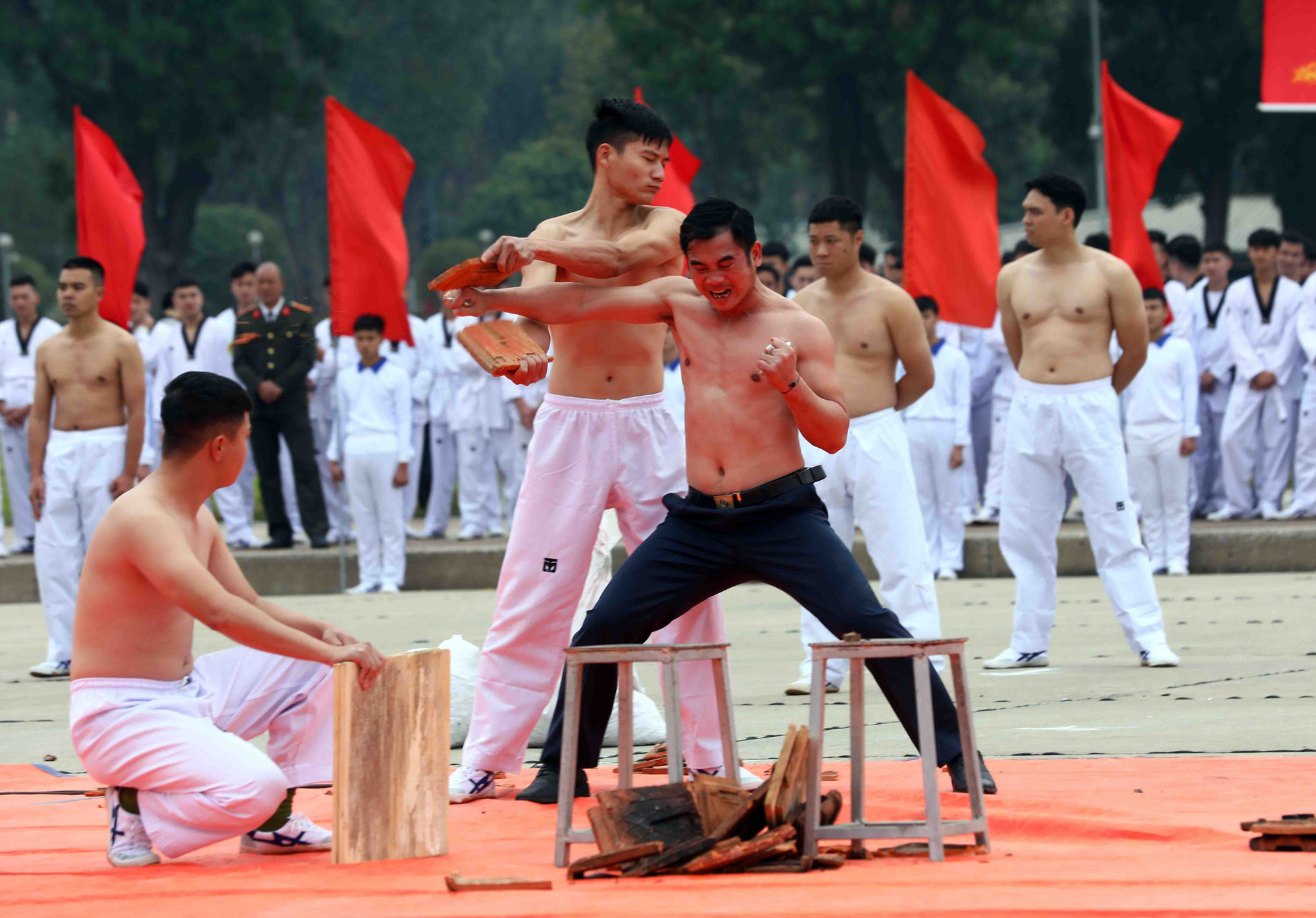 Trình diễn khí công, công phá tại hội thao. Trình diễn khí công, công phá tại hội thao.