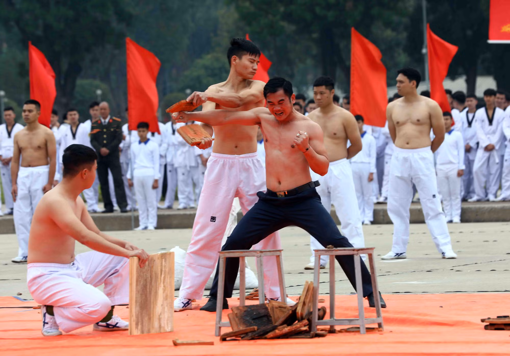 Trình diễn khí công, công phá tại hội thao.