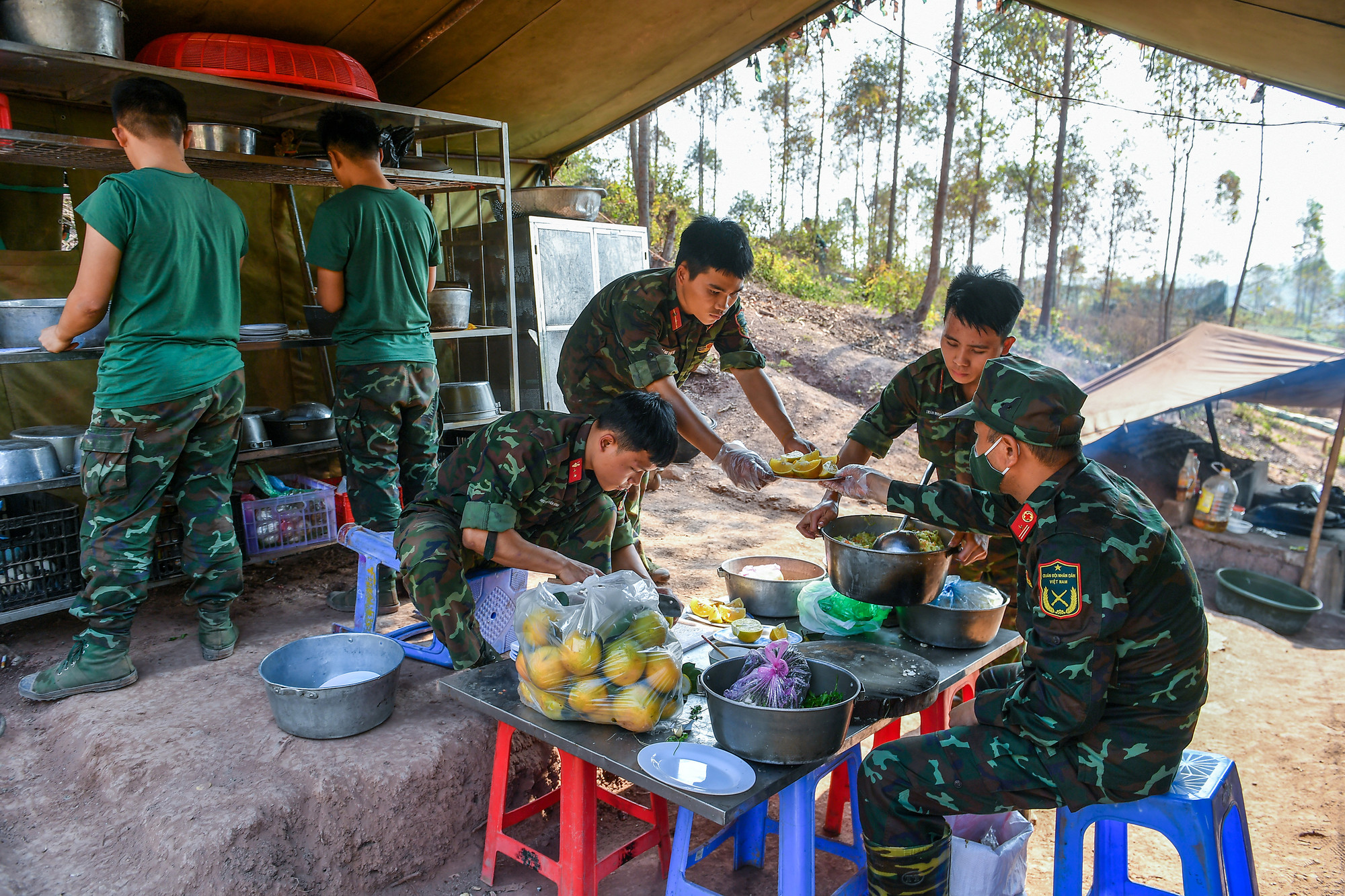 [Ảnh] Một ngày trên thao trường của lữ đoàn xe tăng ảnh 14