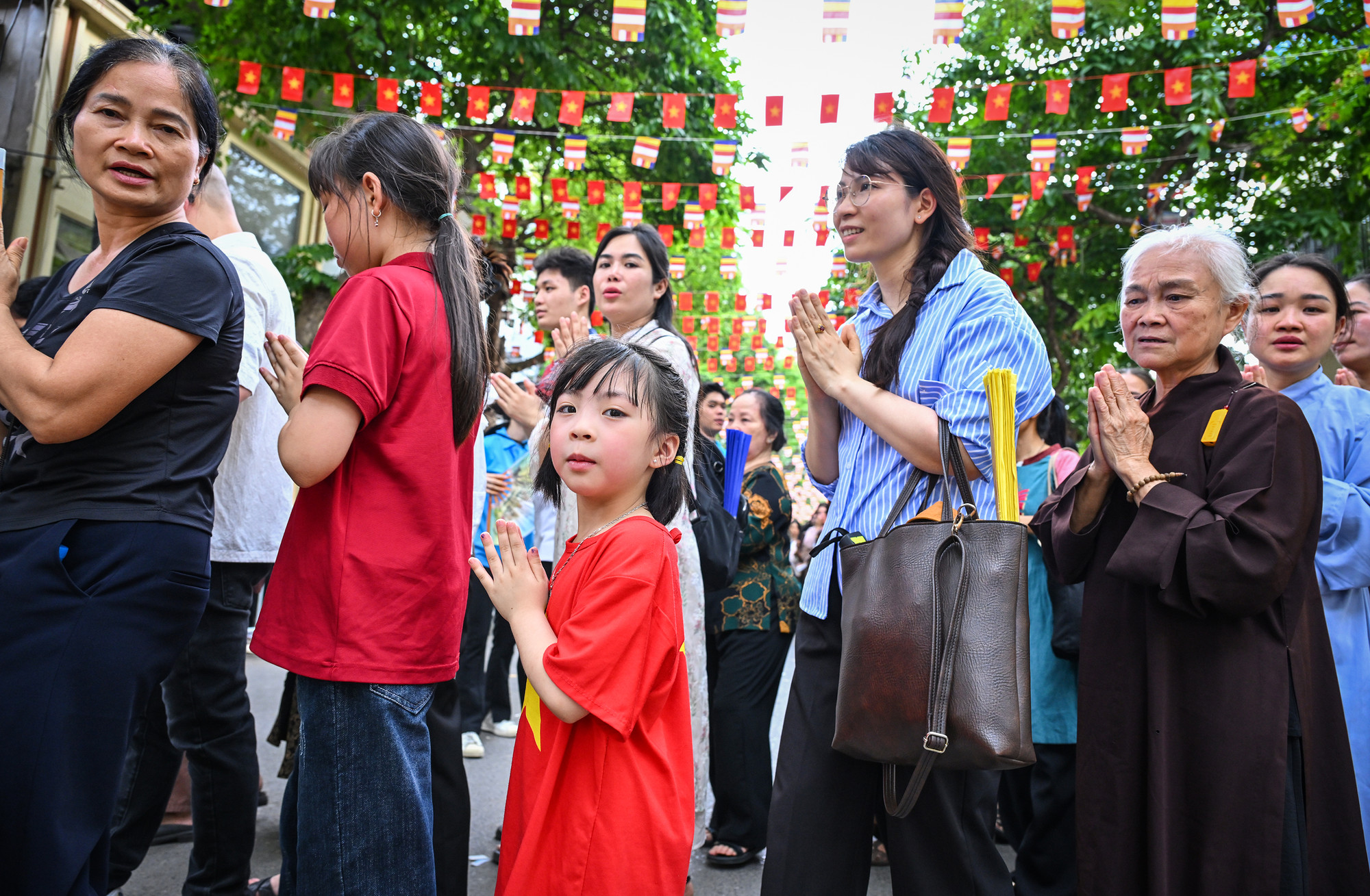 Người dân từ khắp mọi miền đủ mọi lứa tuổi xếp hàng vào chiêm bái xá lợi Đức Phật tại chùa Quán Sứ (Hà Nội)