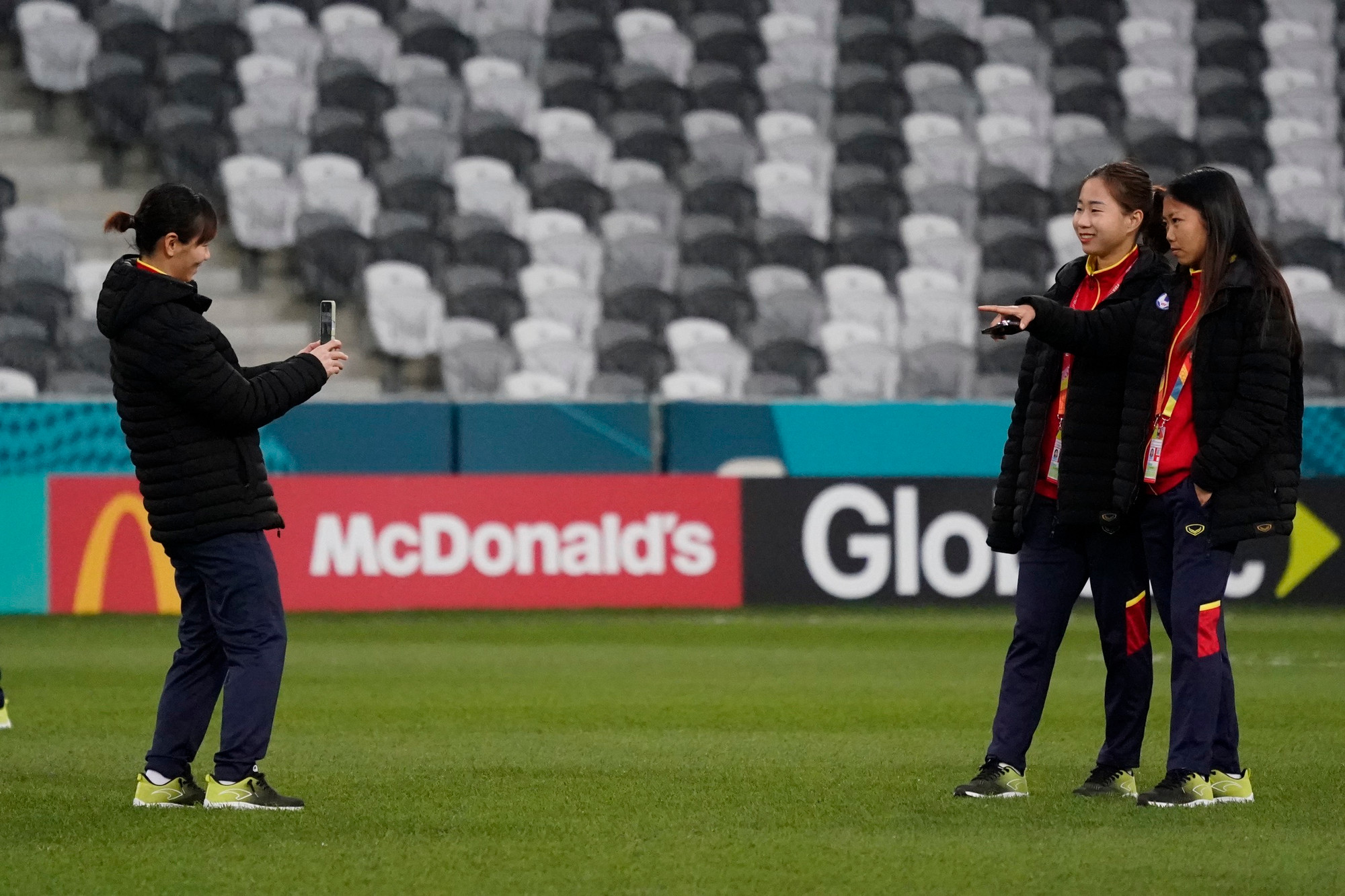 [Ảnh] “Sân khấu” cuối cùng của tuyển nữ Việt Nam tại World Cup nữ 2023: Mái bằng nhựa, khán đài khung thép ảnh 12