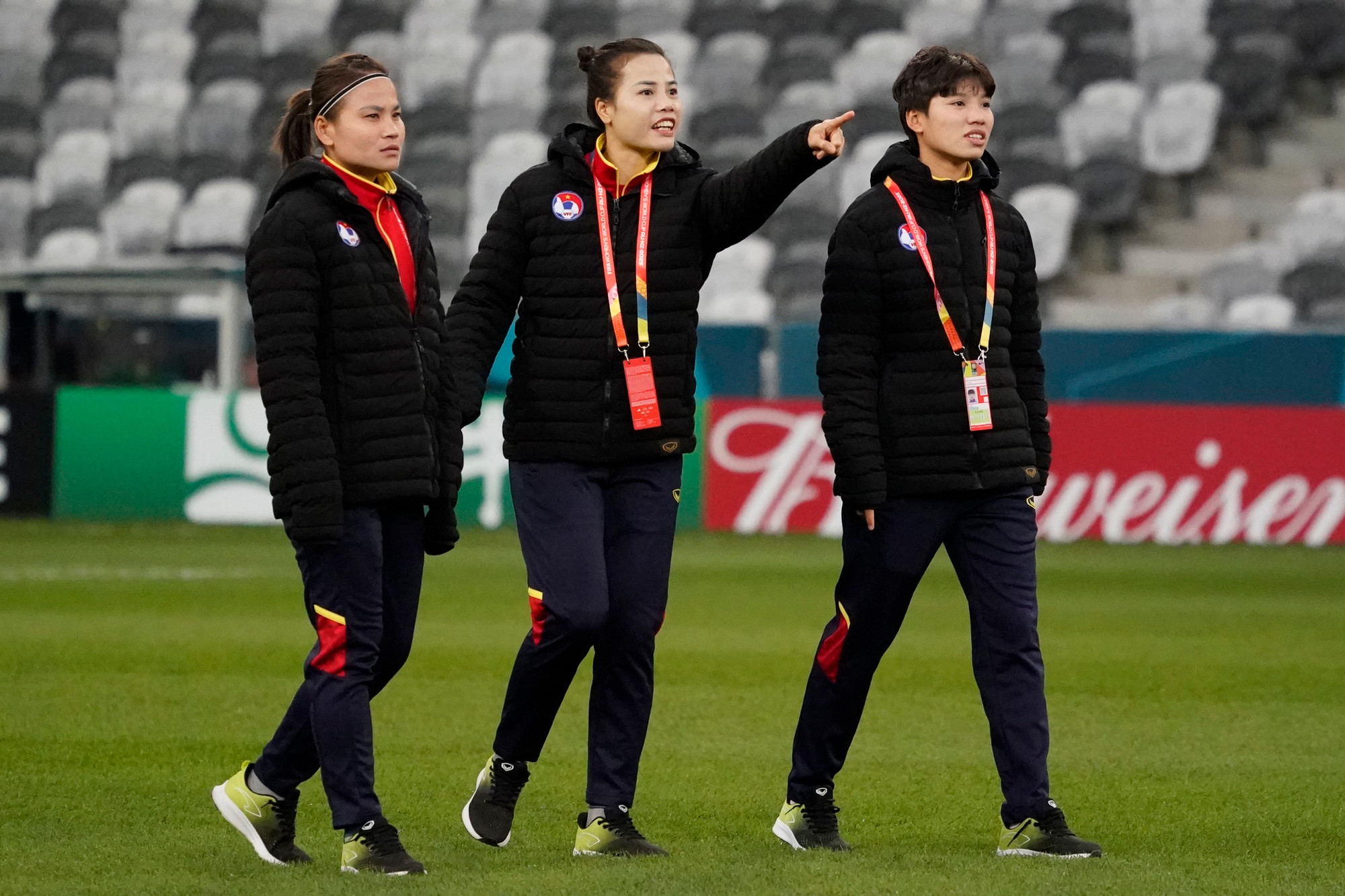 [Ảnh] “Sân khấu” cuối cùng của tuyển nữ Việt Nam tại World Cup nữ 2023: Mái bằng nhựa, khán đài khung thép ảnh 10
