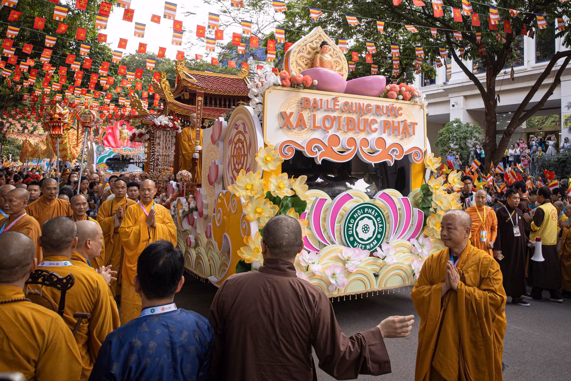 Không gian chùa Quán Sứ ngập tràn sắc màu rực rỡ của cờ ngũ sắc và những biểu tượng Phật giáo. Khoảng 17 giờ, đoàn cung rước về tới chùa Quán Sứ. Hàng trăm Phật tử xếp hàng nghênh đón xá lợi Đức Phật.