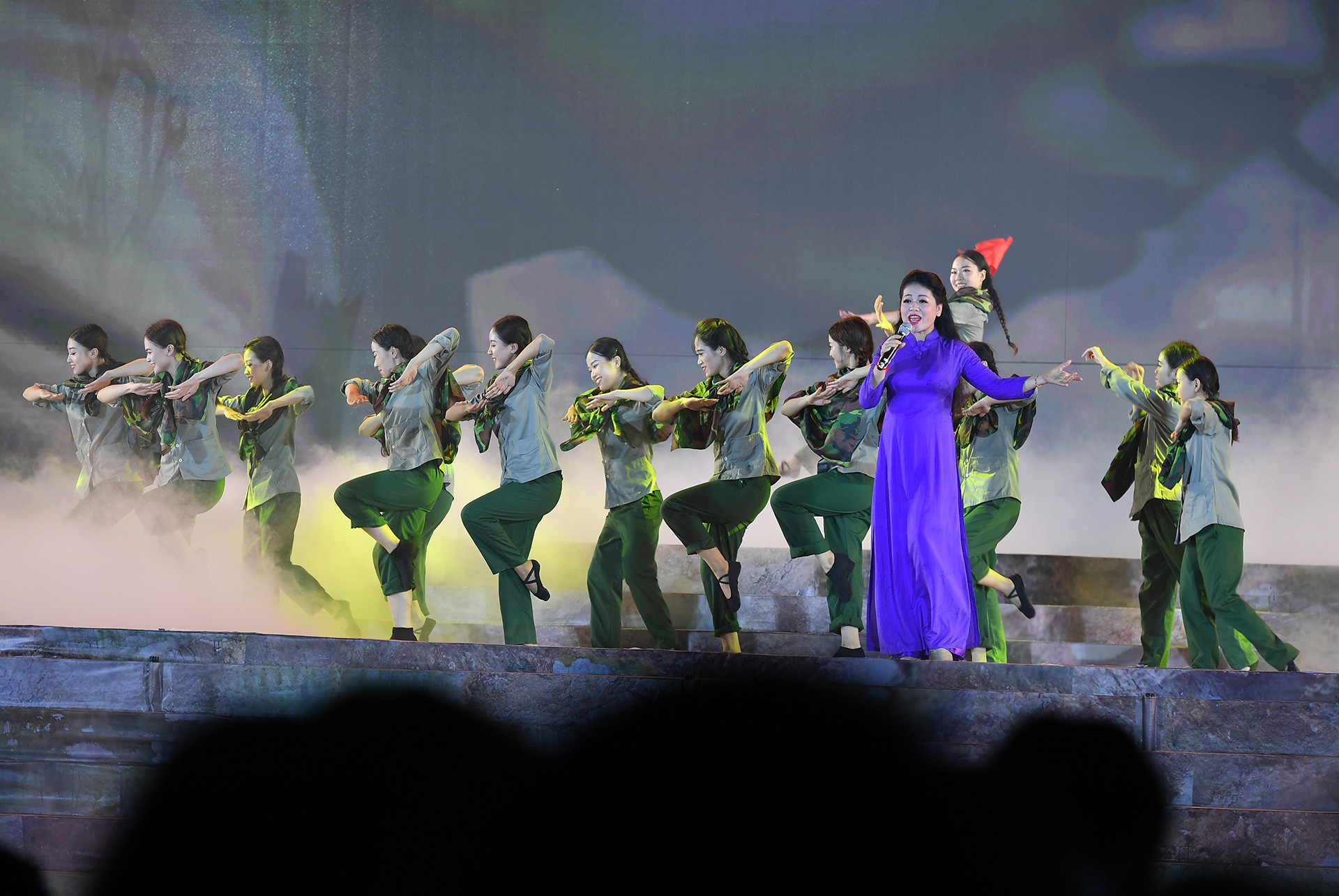 Ca sĩ Anh Thơ thể hiện ca khúc “Người con gái sông La”.