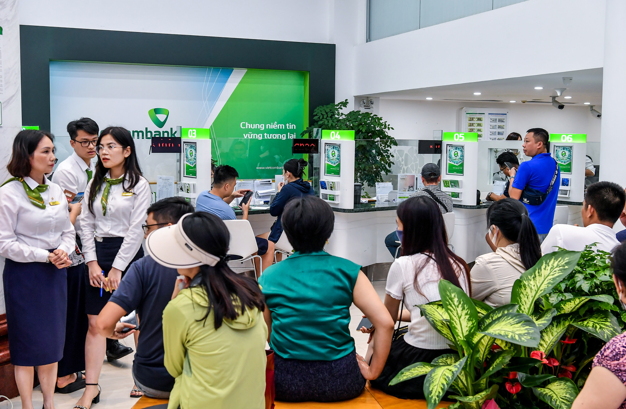 Các ngân hàng chỉ thực hiện bán vàng miếng cho khách hàng cá nhân, không mua vào. Duy chỉ có Công ty SJC thực hiện tất cả giao dịch như thường lệ. Ngân hàng Nhà nước nhấn mạnh, việc bán vàng kể trên không vì mục tiêu lợi nhuận.