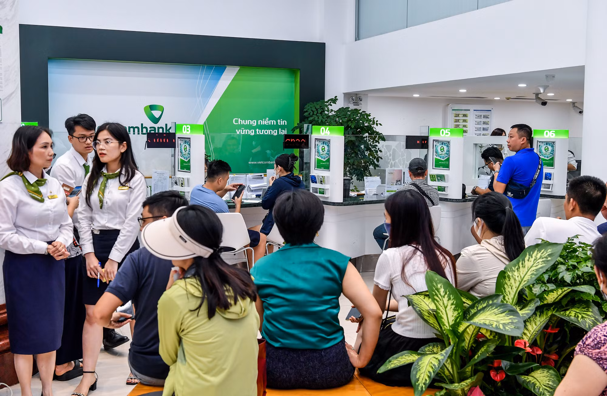 Các ngân hàng chỉ thực hiện bán vàng miếng cho khách hàng cá nhân, không mua vào. Duy chỉ có Công ty SJC thực hiện tất cả giao dịch như thường lệ. Ngân hàng Nhà nước nhấn mạnh, việc bán vàng kể trên không vì mục tiêu lợi nhuận.