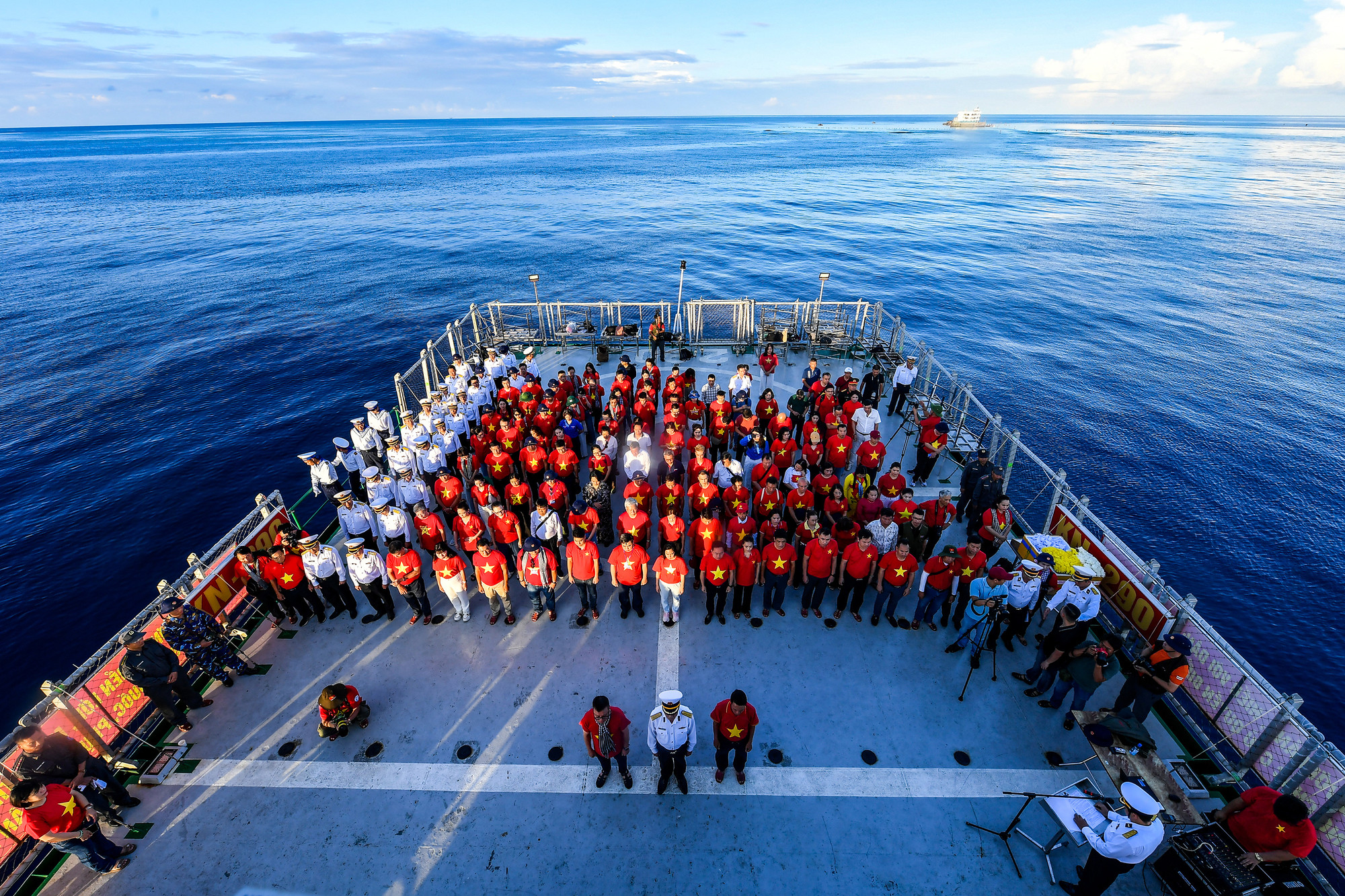 Trong hành trình của đoàn công tác số 25, tại vùng biển đảo Gạc Ma, Cô Lin, Len Đao, đoàn đã long trọng tổ chức Lễ tưởng niệm 64 cán bộ chiến sĩ đã anh dũng hy sinh vì sự nghiệp bảo vệ chủ quyền biển đảo thiêng liêng của Tổ quốc.