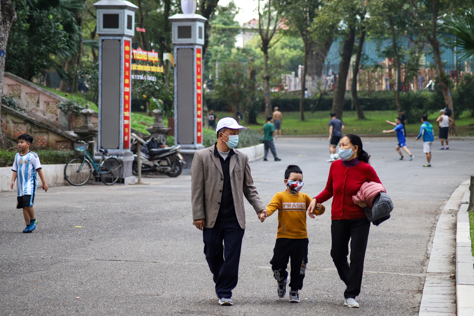 Nhiều người chọn nơi đây để đi dạo cùng người thân và bạn bè, hít thở không khí trong lành của công viên. (Ảnh: NHẬT QUANG)