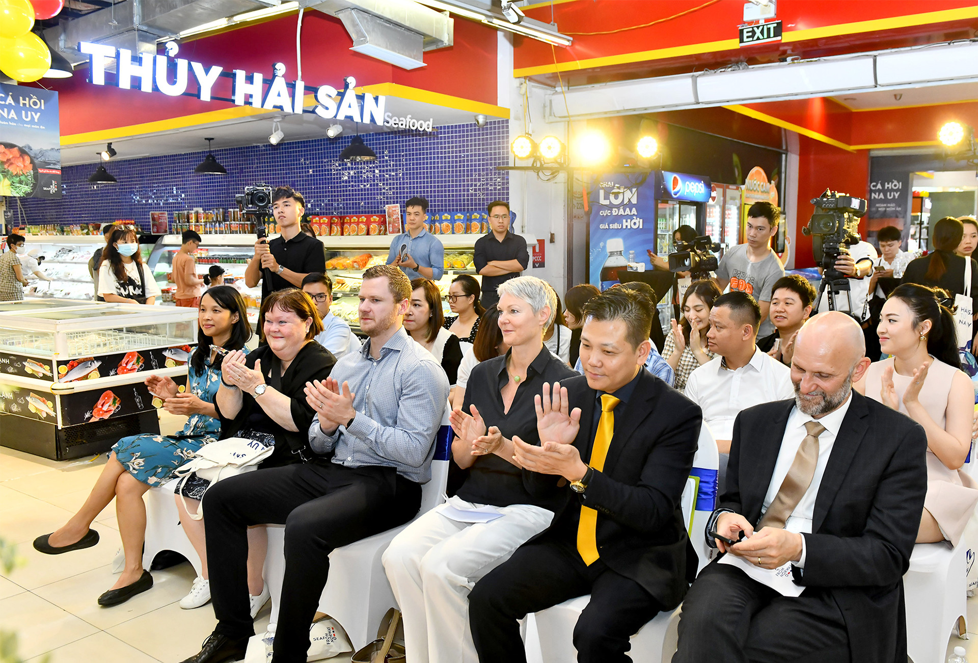 Các đại biểu và khách tham gia Ngày hội hải sản Na Uy lần đầu tiên được tổ chức tại Thủ đô Hà Nội. Các đại biểu và khách tham gia Ngày hội hải sản Na Uy lần đầu tiên được tổ chức tại Thủ đô Hà Nội.