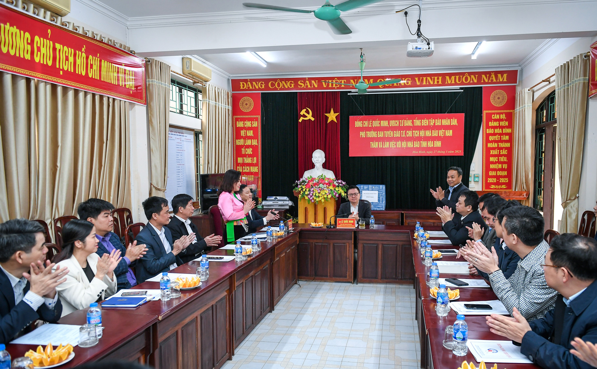 [Ảnh] Đoàn công tác Báo Nhân Dân làm việc với tỉnh Hòa Bình ảnh 5