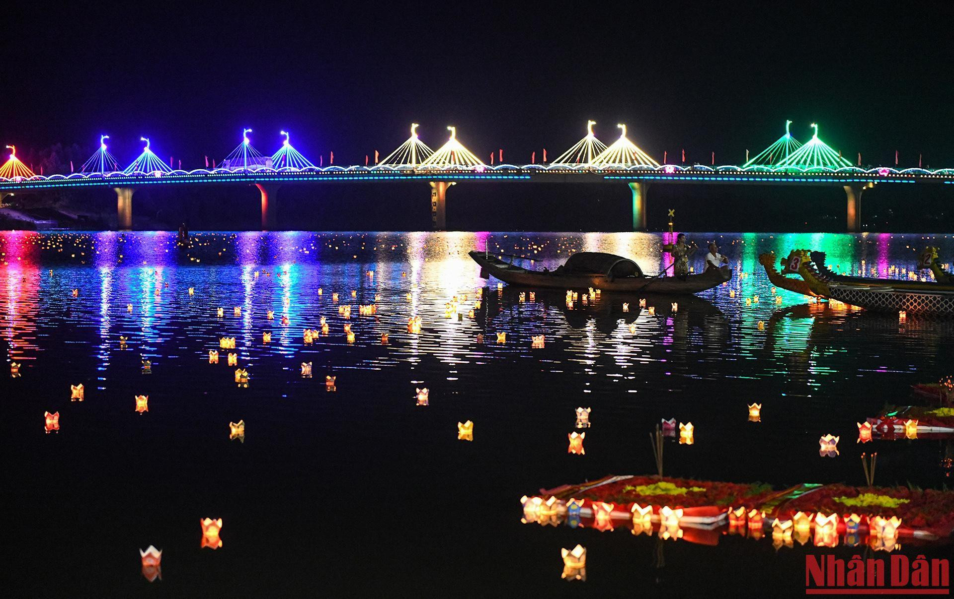 Sông Thạch Hãn đẹp lung linh trong đêm "Khát vọng hòa bình".