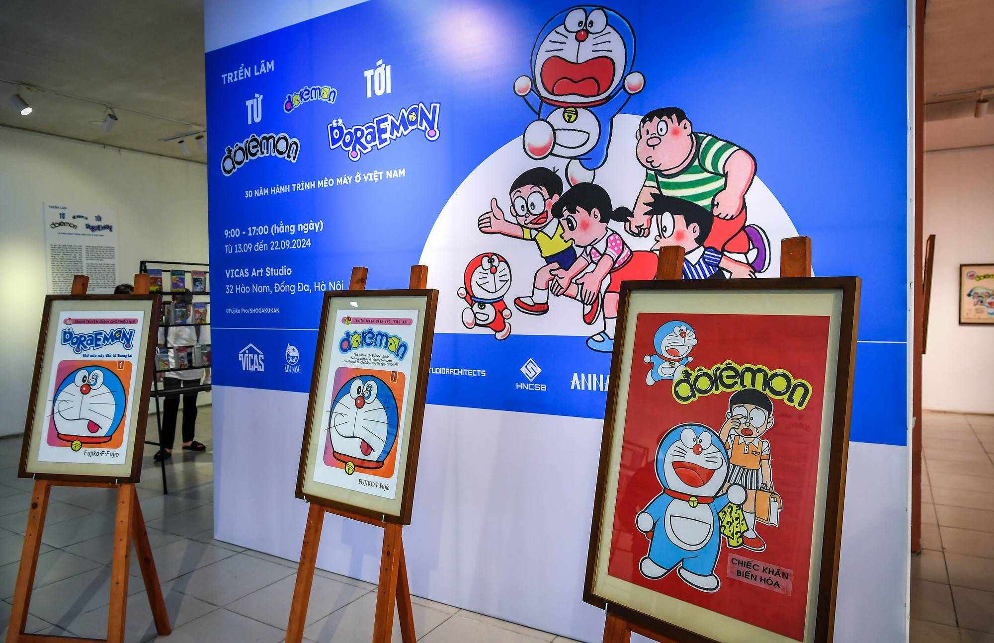 Ấn phẩm Đôrêmon ngoài cùng bên phải chính là tập đầu tiên đánh dấu chú mèo máy thông minh tới với bạn đọc Việt Nam. Ngay lập tức, cuốn truyện đã làm nên một trong những sự kiện lừng danh của ngành xuất bản Việt Nam; tạo nên cơn sốt chưa từng thấy vào năm 1992. Ấn phẩm Đôrêmon ngoài cùng bên phải chính là tập đầu tiên đánh dấu chú mèo máy thông minh tới với bạn đọc Việt Nam. Ngay lập tức, cuốn truyện đã làm nên một trong những sự kiện lừng danh của ngành xuất bản Việt Nam; tạo nên cơn sốt chưa từng thấy vào năm 1992.