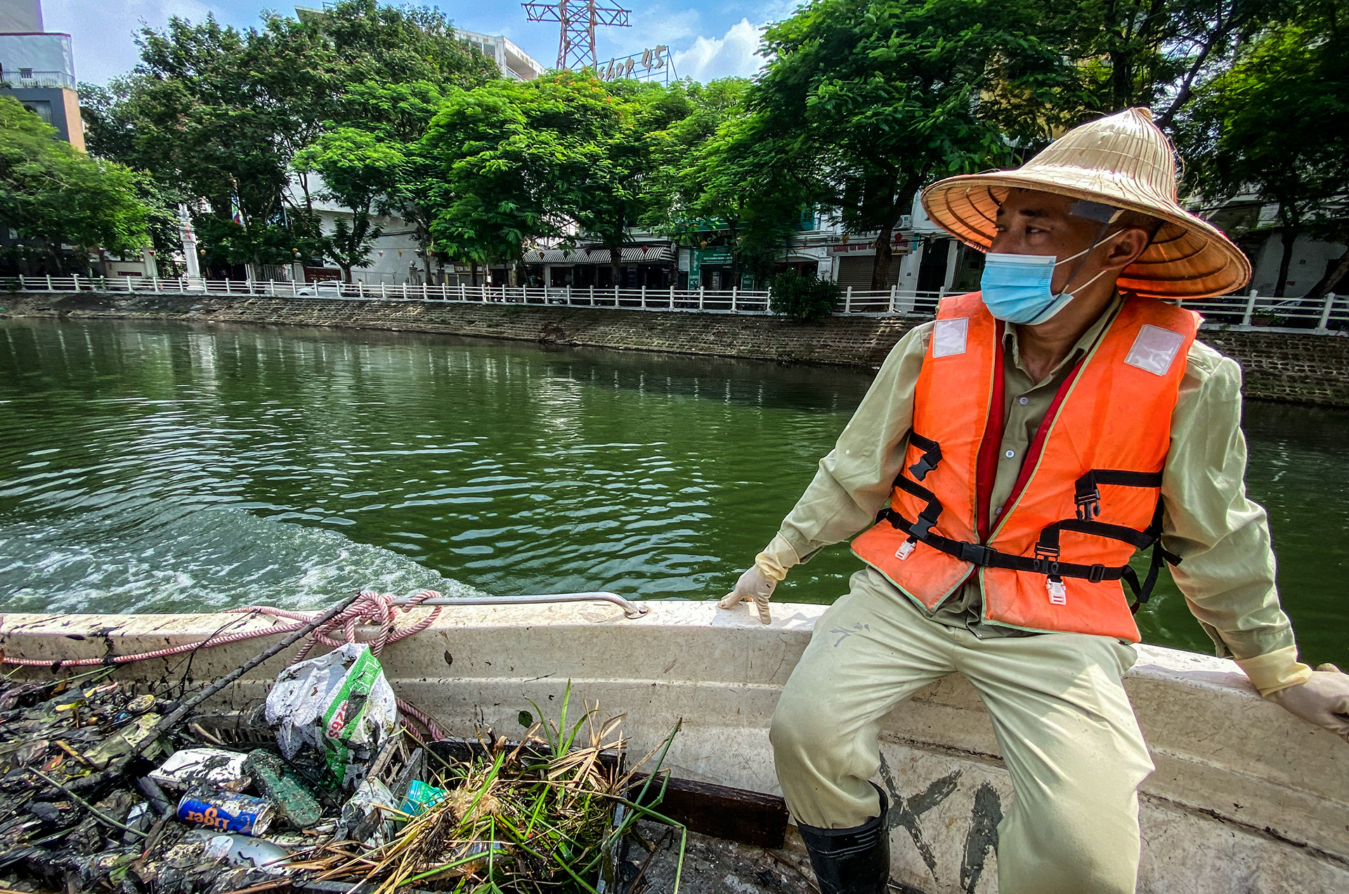 [Ảnh] Những người âm thầm vớt rác trên sông, hồ Hà Nội ảnh 9