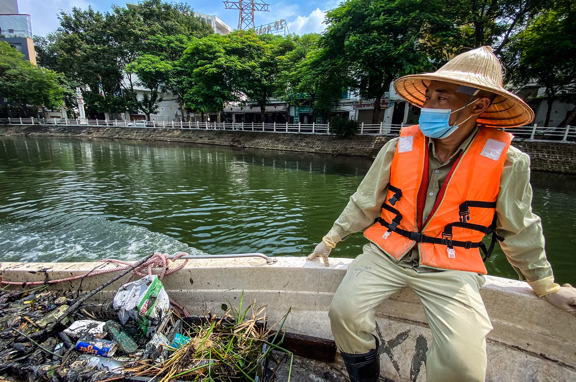 [Ảnh] Những người âm thầm vớt rác trên sông, hồ Hà Nội ảnh 9
