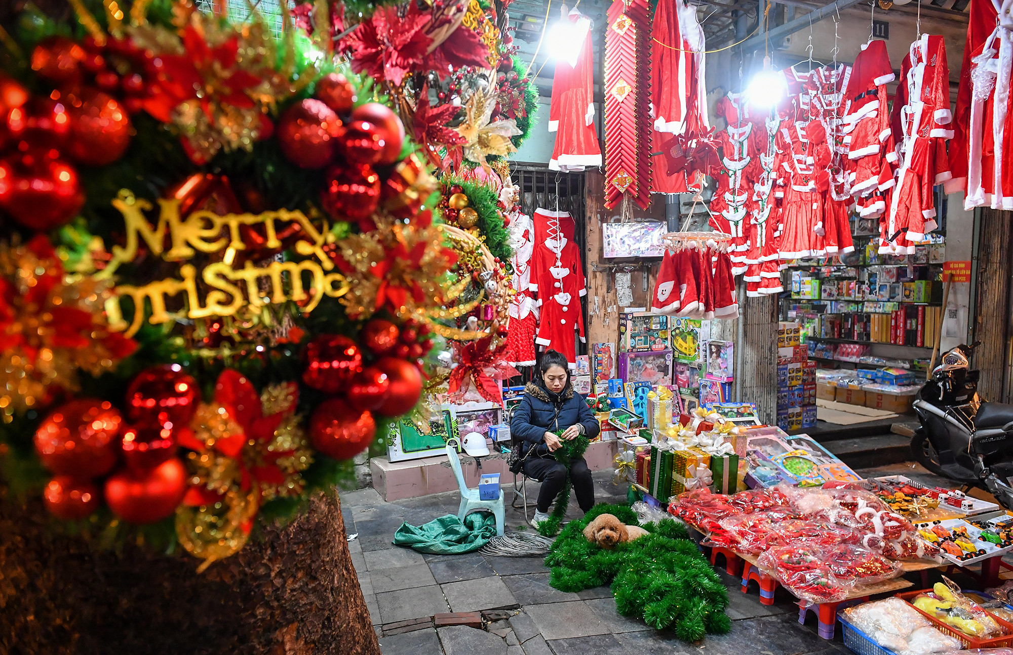 Đâu đó là hình ảnh những tiểu thương bận bịu chuẩn bị những món đồ trang trí phục vụ người tiêu dùng dịp Giáng sinh 2023.