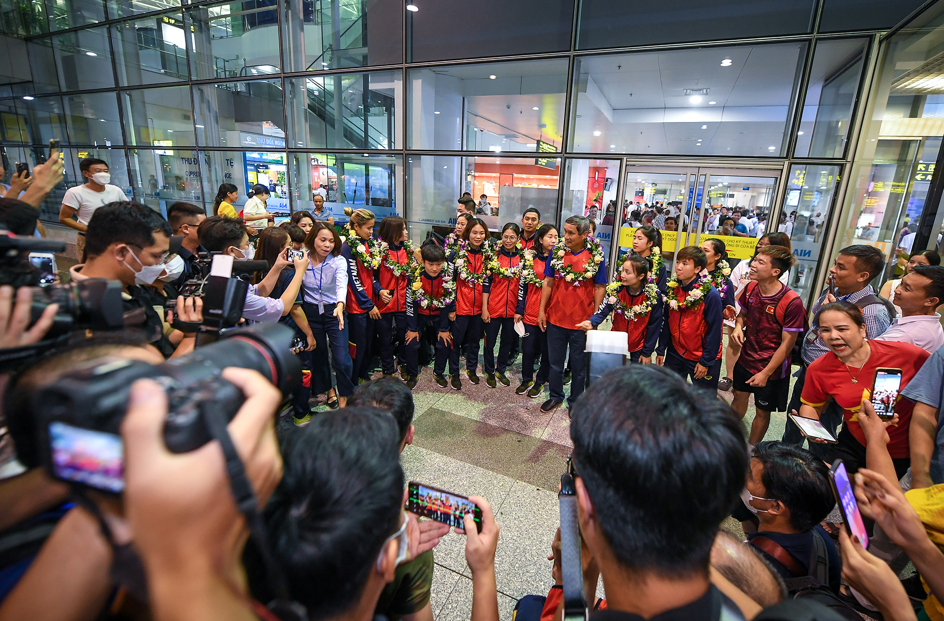 [Ảnh] Tuyển bóng đá nữ Việt Nam về nước dưới sự đón chào nồng nhiệt của cổ động viên ảnh 7