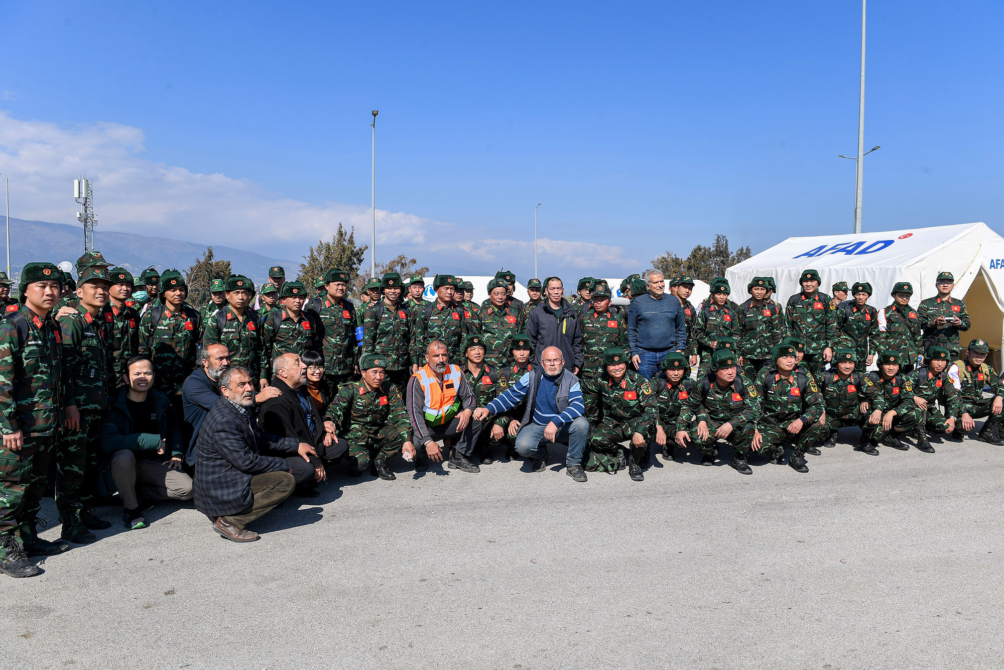 10 ngày làm nhiệm vụ trên đất bạn, đoàn cứu hộ cứu nạn Quân đội nhân dân Việt Nam đã để lại một hình ảnh đẹp về một Việt Nam nhân văn, nhân ái và hết lòng vì bạn bè quốc tế. 10 ngày làm nhiệm vụ trên đất bạn, đoàn cứu hộ cứu nạn Quân đội nhân dân Việt Nam đã để lại một hình ảnh đẹp về một Việt Nam nhân văn, nhân ái và hết lòng vì bạn bè quốc tế.