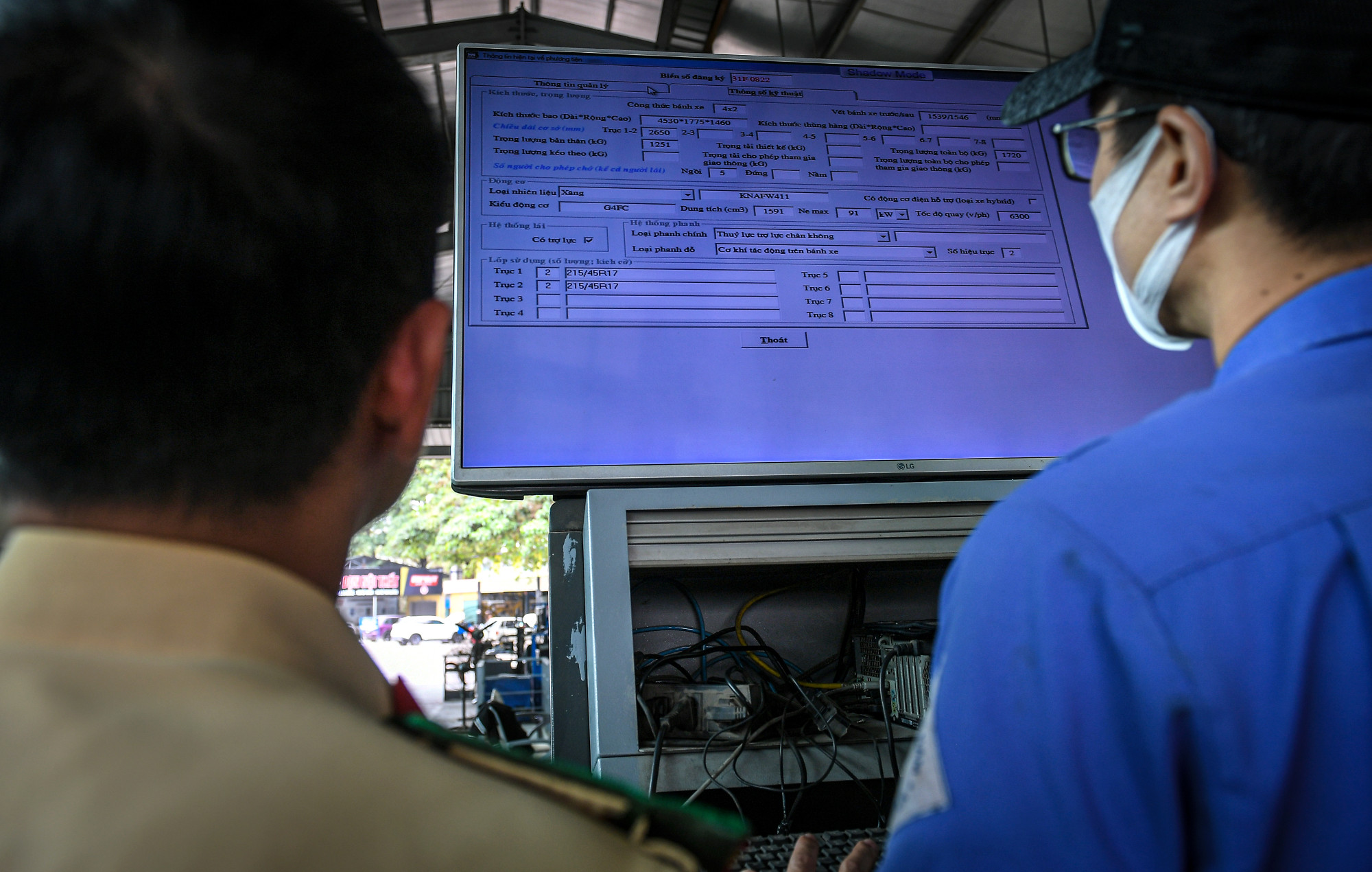 Các cán bộ, chiến sĩ Cảnh sát giao thông đã bắt tay vào công việc hỗ trợ cùng các nhân viên đăng kiểm.