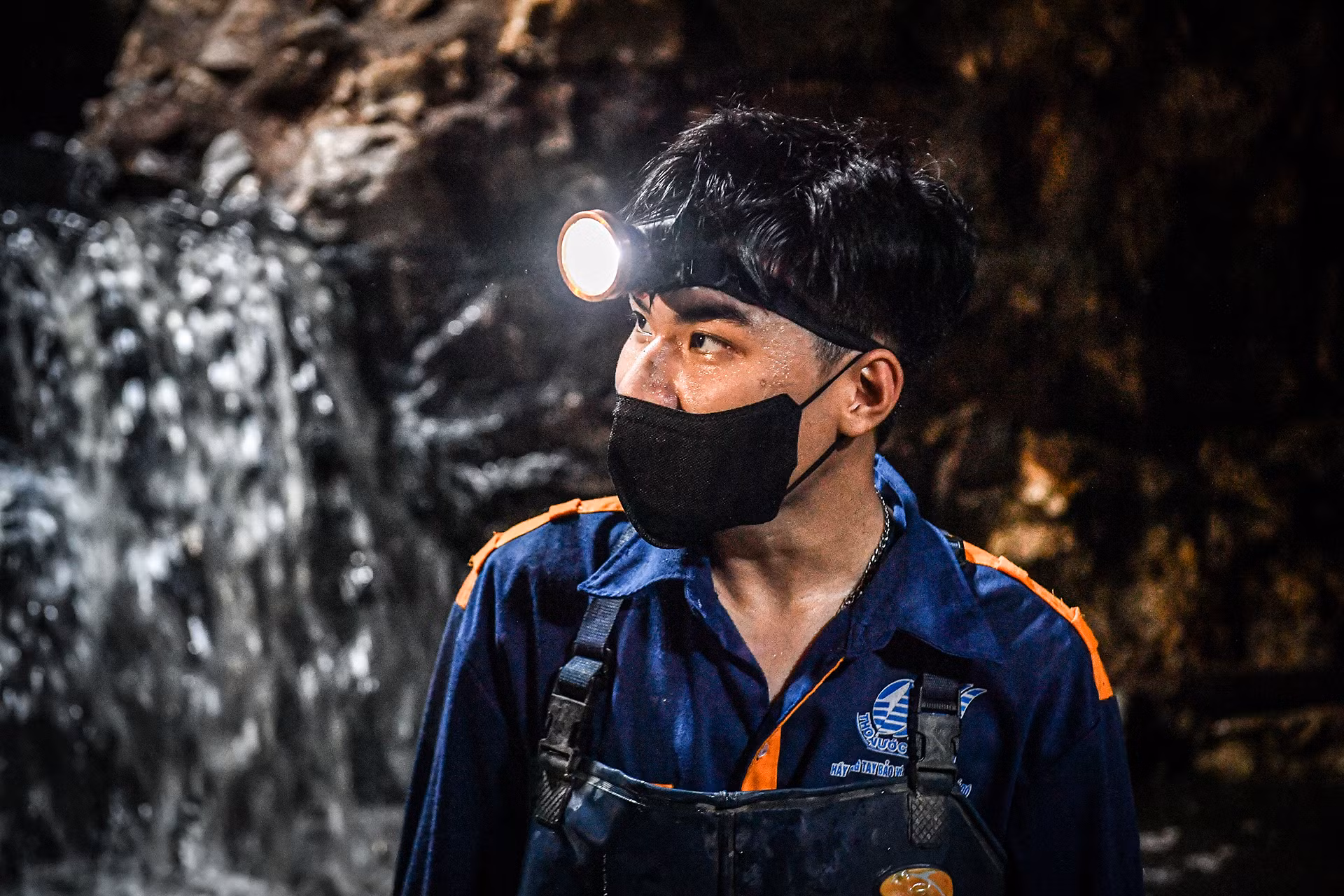 [Ảnh] Một ngày "đội nắng, hút bùn" của công nhân vệ sinh cống ngầm Hà Nội ảnh 11