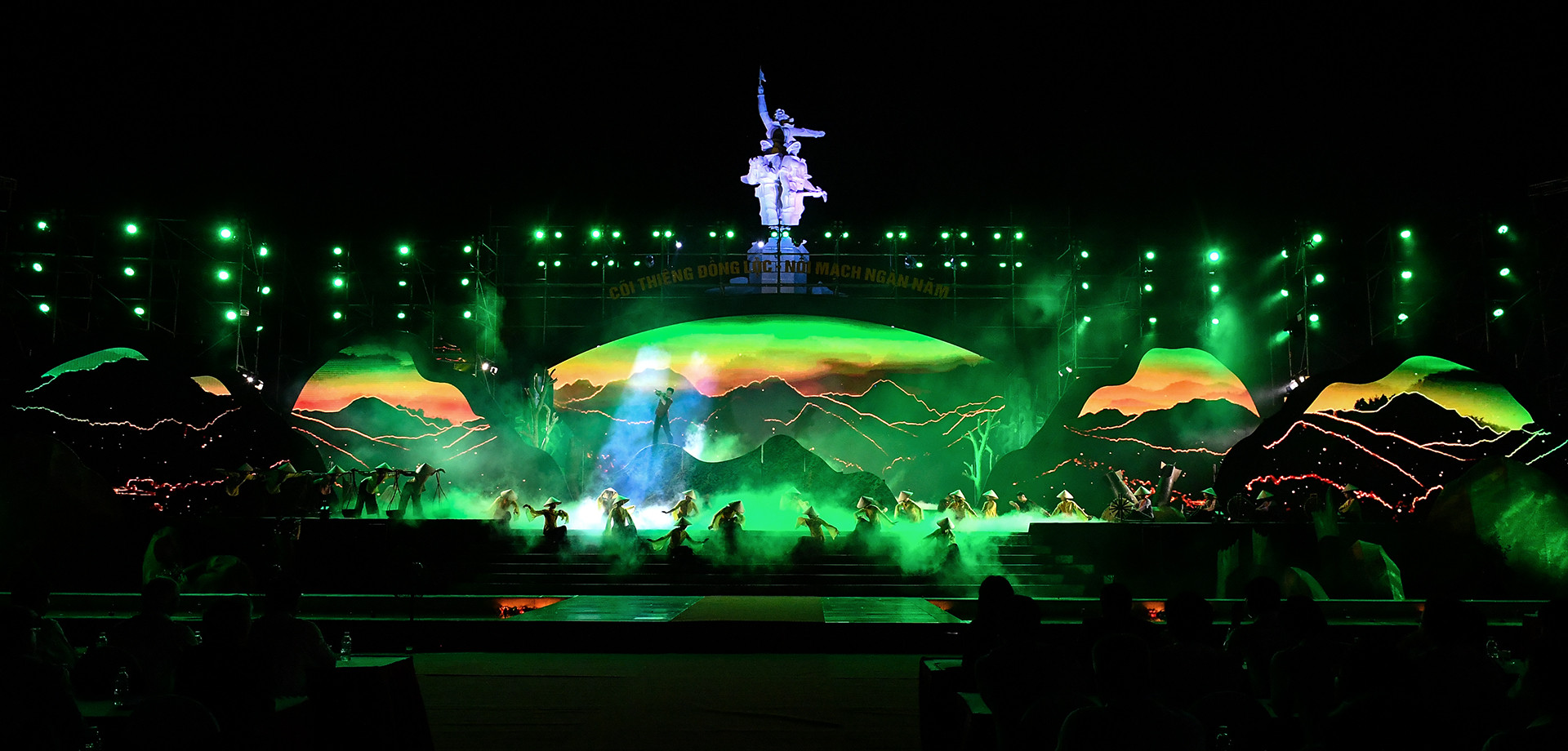 Chương trình thể hiện nhịp cầu ánh sáng kết nối, là sự tri ân, thể hiện sự tưởng nhớ vô hạn những chiến sĩ đã nằm xuống nơi đây, tạo nên một ngã ba huyền thoại, máu của họ đã thấm đẫm mảnh đất này để từ nơi đó bật lên ngàn hoa lung linh tỏa sáng.