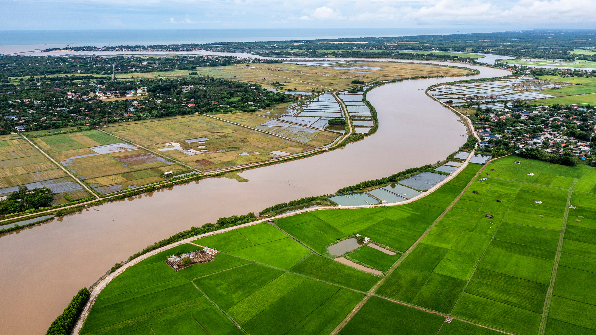Sông Bến Hải bình yên và hiền hòa nhìn từ trên cao..