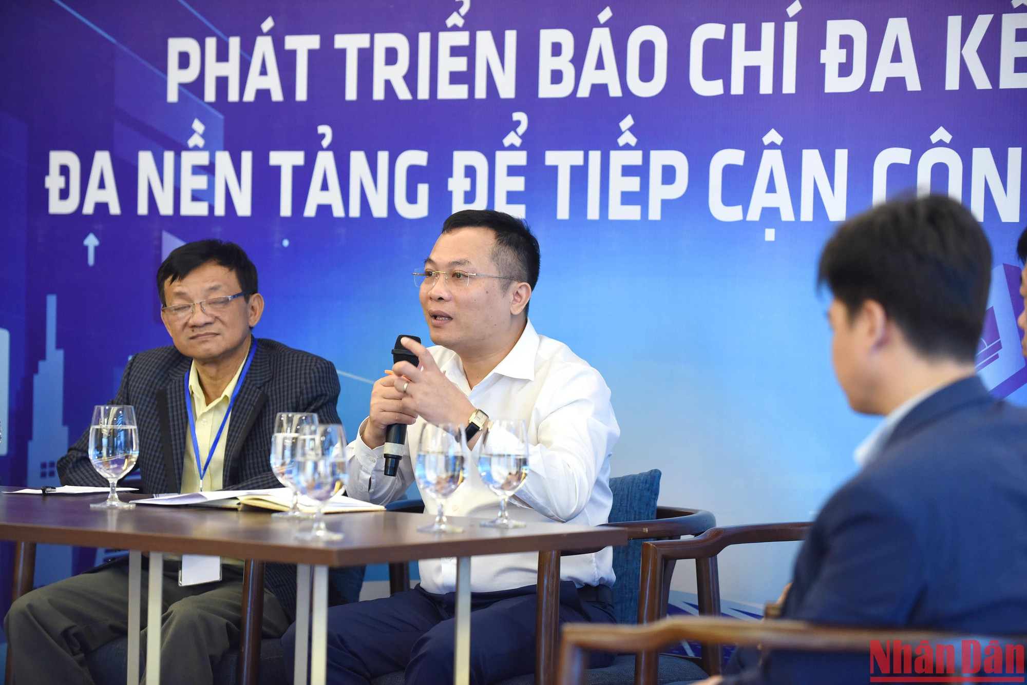 Nhà báo Nguyễn Hồng Sâm, Tổng Biên tập Báo điện tử Chính phủ, chia sẻ tại hội thảo. Nhà báo Nguyễn Hồng Sâm, Tổng Biên tập Báo điện tử Chính phủ, chia sẻ tại hội thảo.