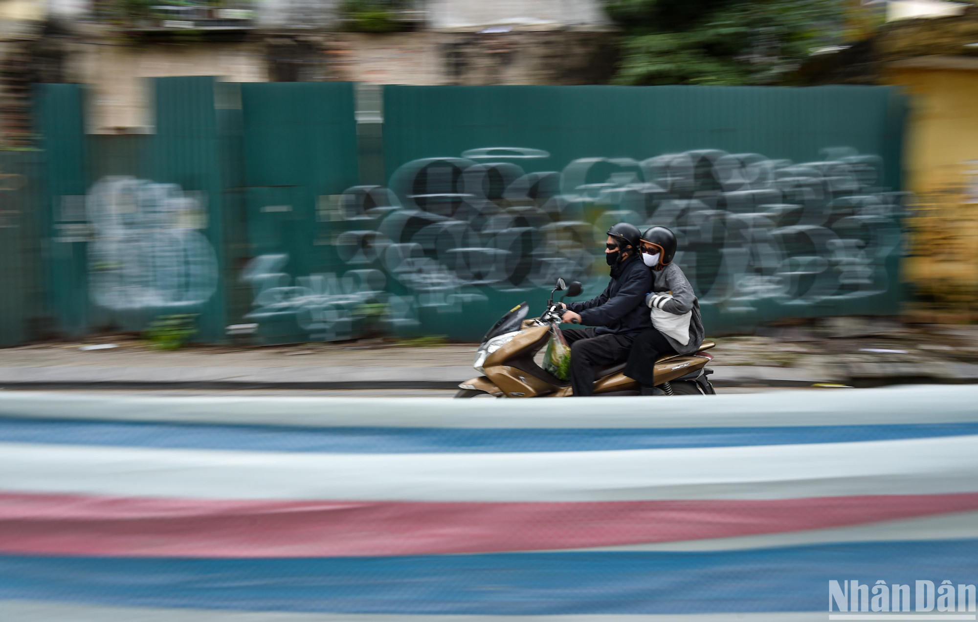 Khu vực công trường thi công được căng bạt tránh bụi bẩn, ô nhiễm cho người đi đường. Khu vực công trường thi công được căng bạt tránh bụi bẩn, ô nhiễm cho người đi đường.