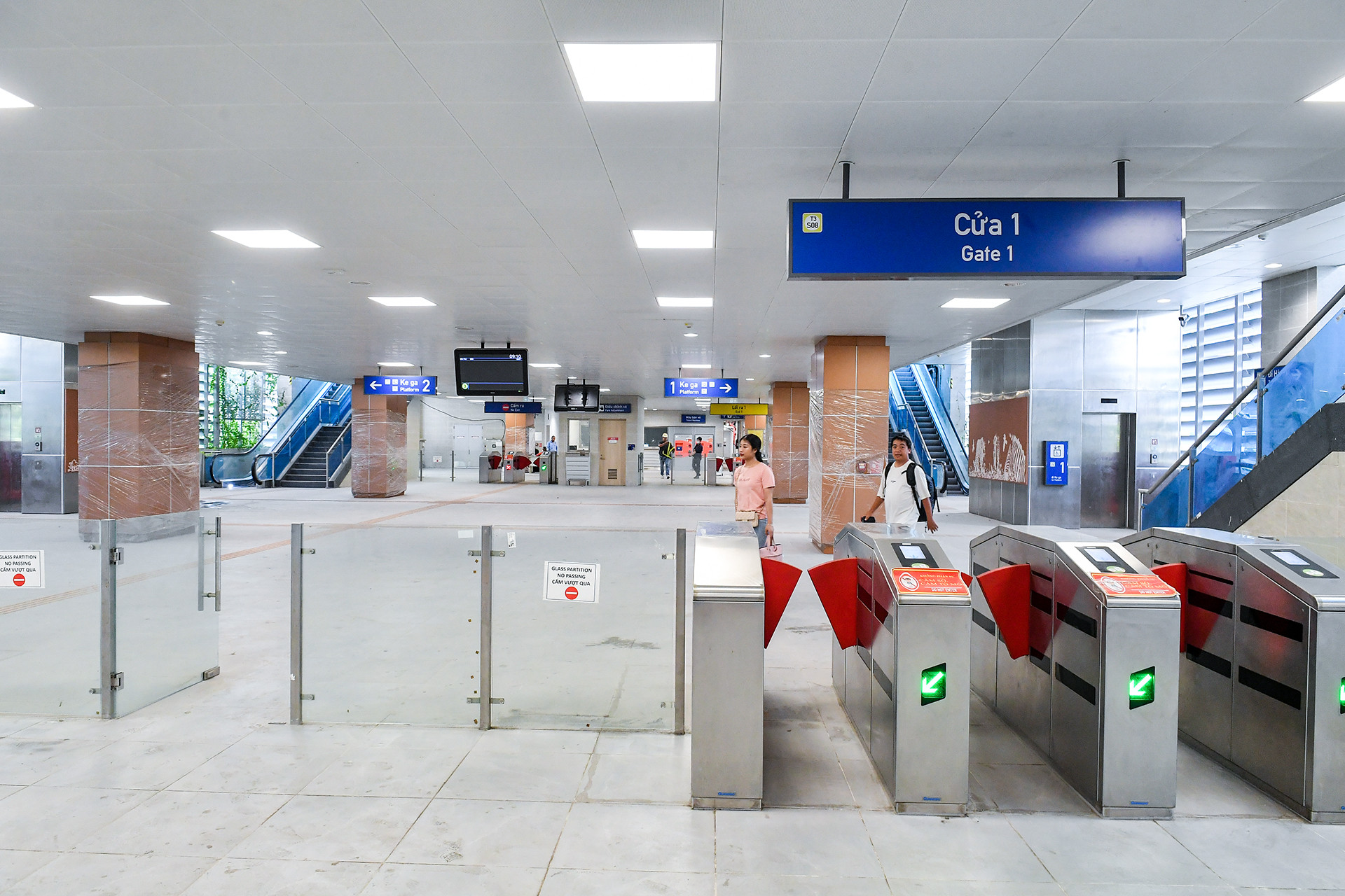 Nhà ga được thiết kế với 2 tầng: Tầng mặt đất, nơi hành khách bắt đầu tiếp cận các cầu thang để lên trên ga, nơi bố trí máy phát điện dự phòng, hệ thống bơm cấp nước phục vụ sinh hoạt và phòng cháy chữa cháy.