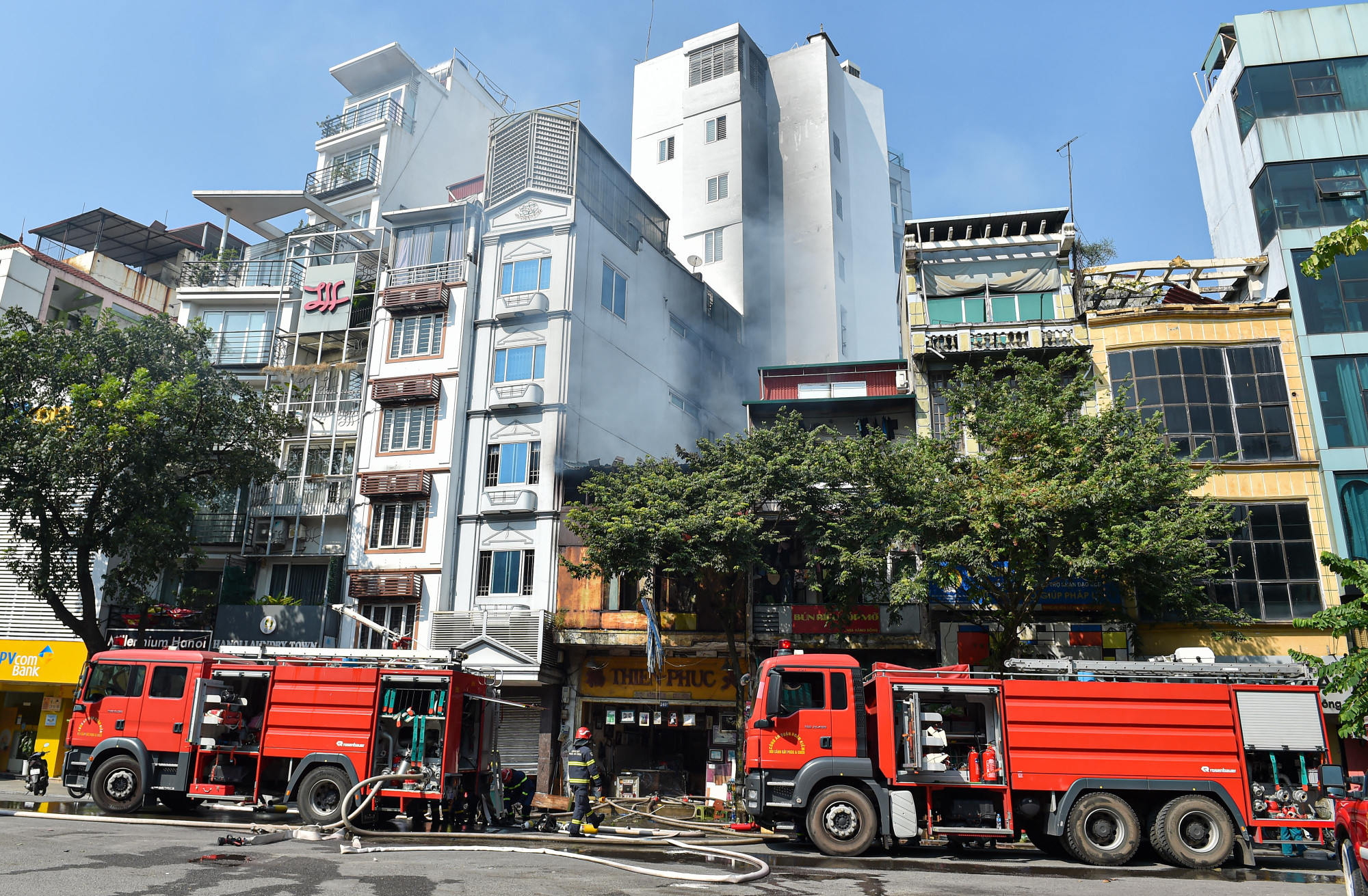 Công an quận Hoàn Kiếm xuất 4 xe chữa cháy đến hiện trường.