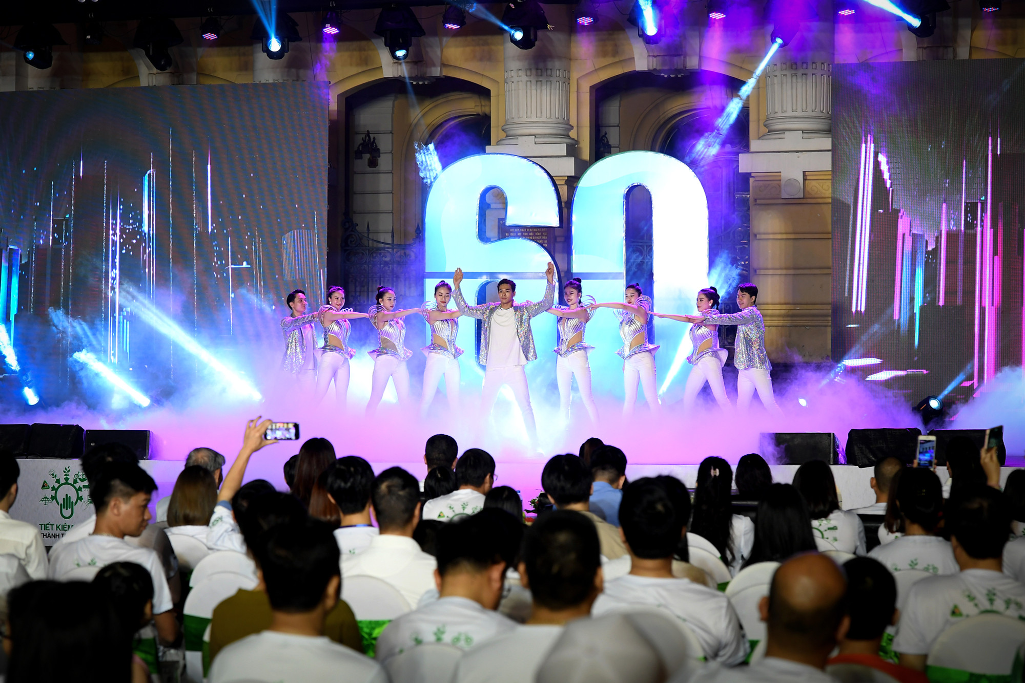 [Ảnh] Người dân Hà Nội tắt đèn, bật tương lai "xanh" cho Trái đất ảnh 2