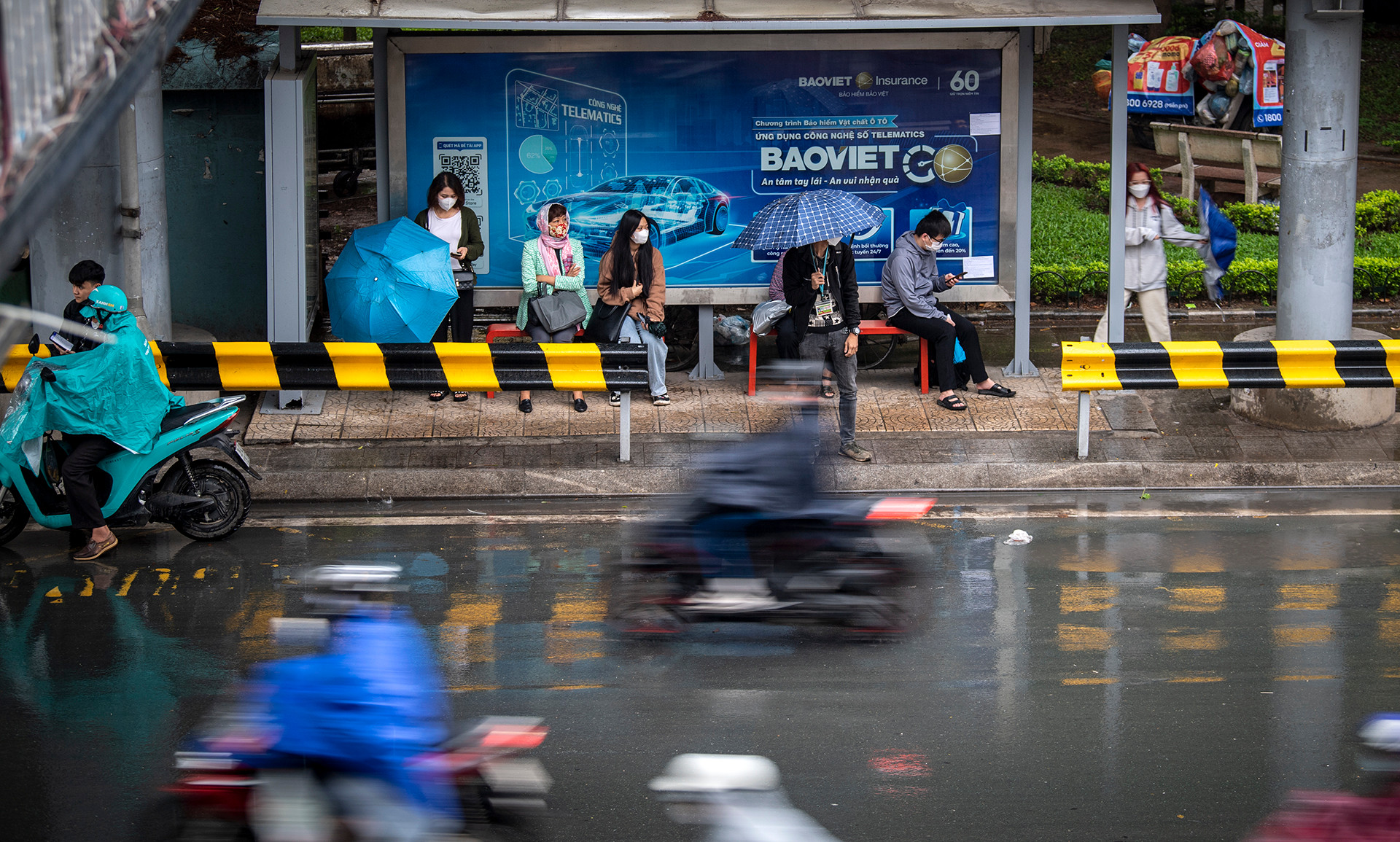 Hình ảnh người dân co ro chờ xe buýt trong ngày đầu mưa rét tại Hà Nội.