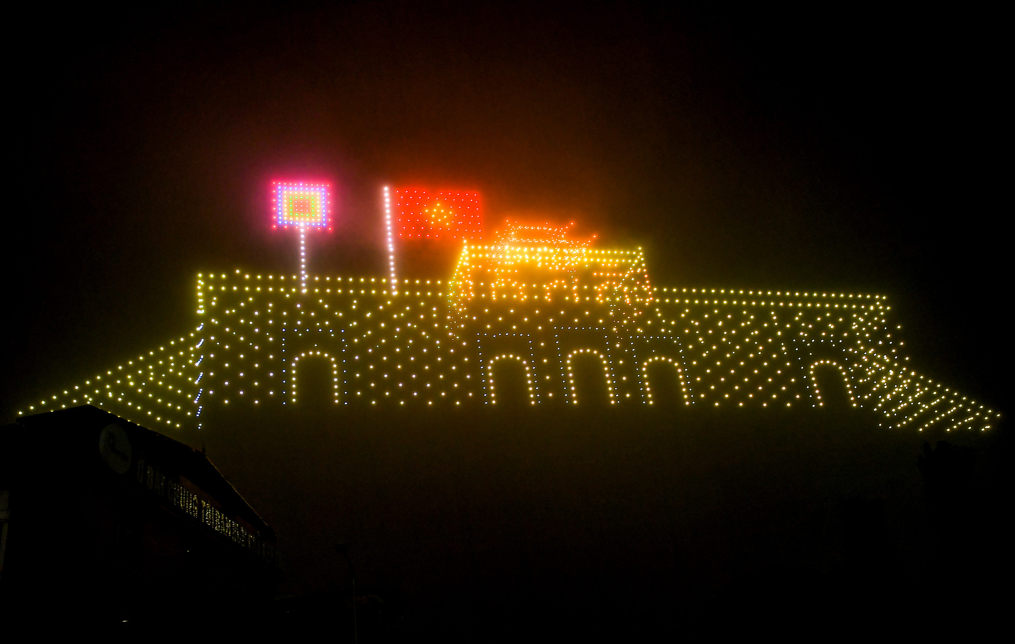 [Ảnh] Người dân Thủ đô choáng ngợp trước màn trình diễn ánh sáng nghệ thuật với 2.024 drones light ảnh 8