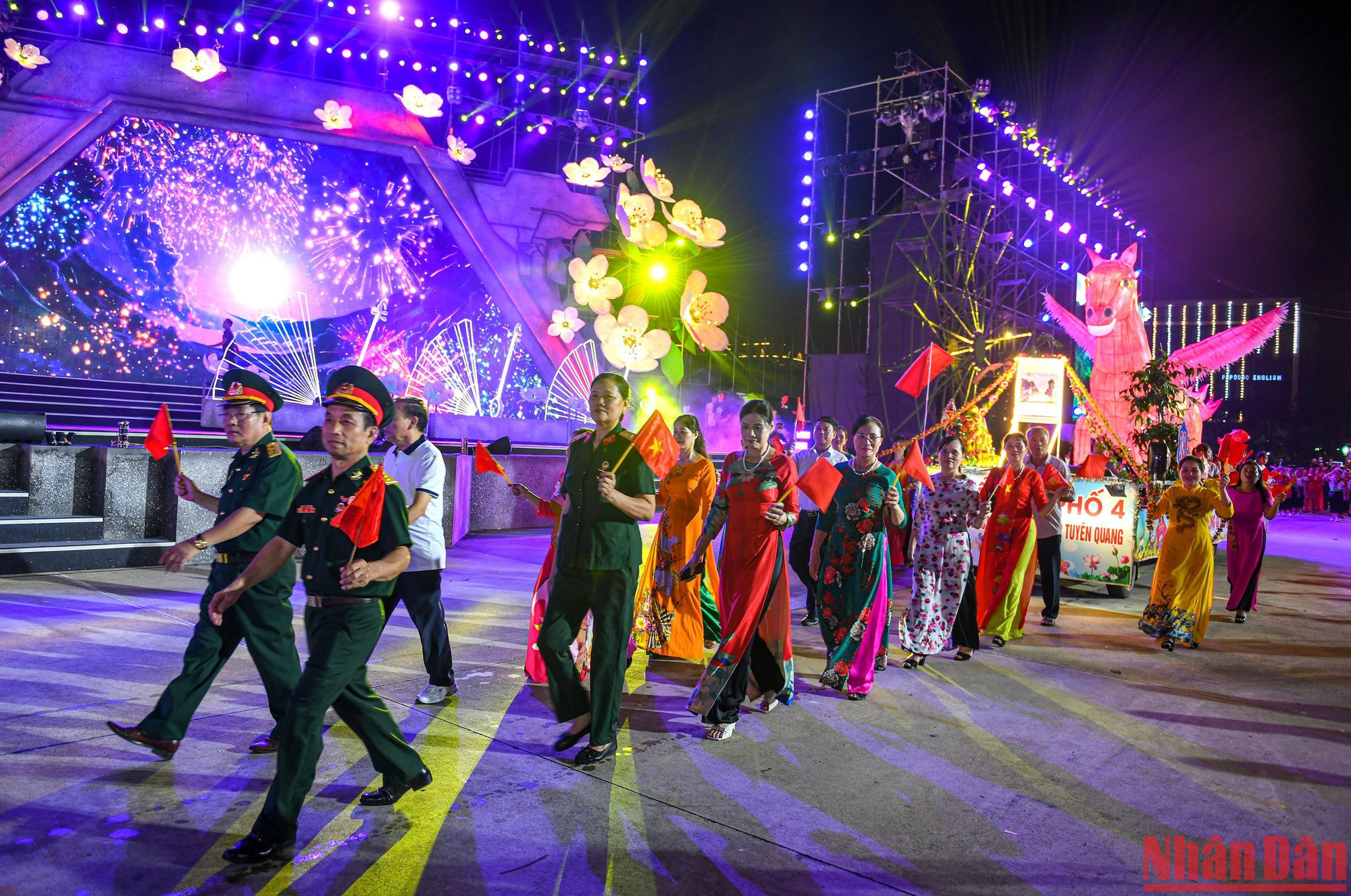 Mỗi tổ dân phố lại chọn cho mình 1 mô hình đèn Trung thu khác nhau tham gia Đêm hội Thành Tuyên.