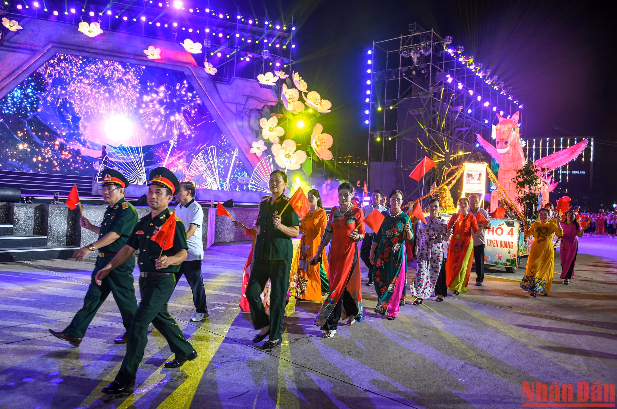 Mỗi tổ dân phố lại chọn cho mình 1 mô hình đèn Trung thu khác nhau tham gia Đêm hội Thành Tuyên.