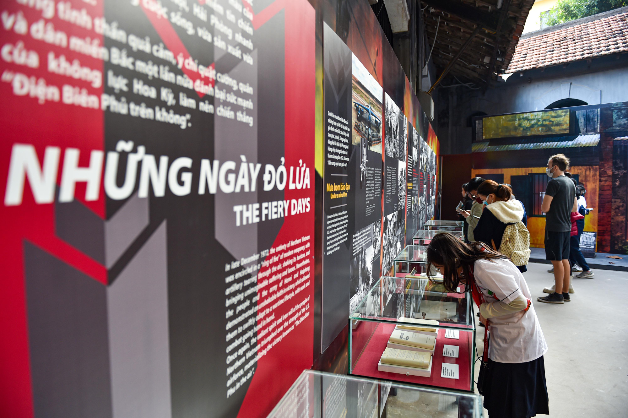 Trưng bày được thể hiện qua 2 nội dung: "Những ngày đỏ lửa" và "Sau bức tường đá".